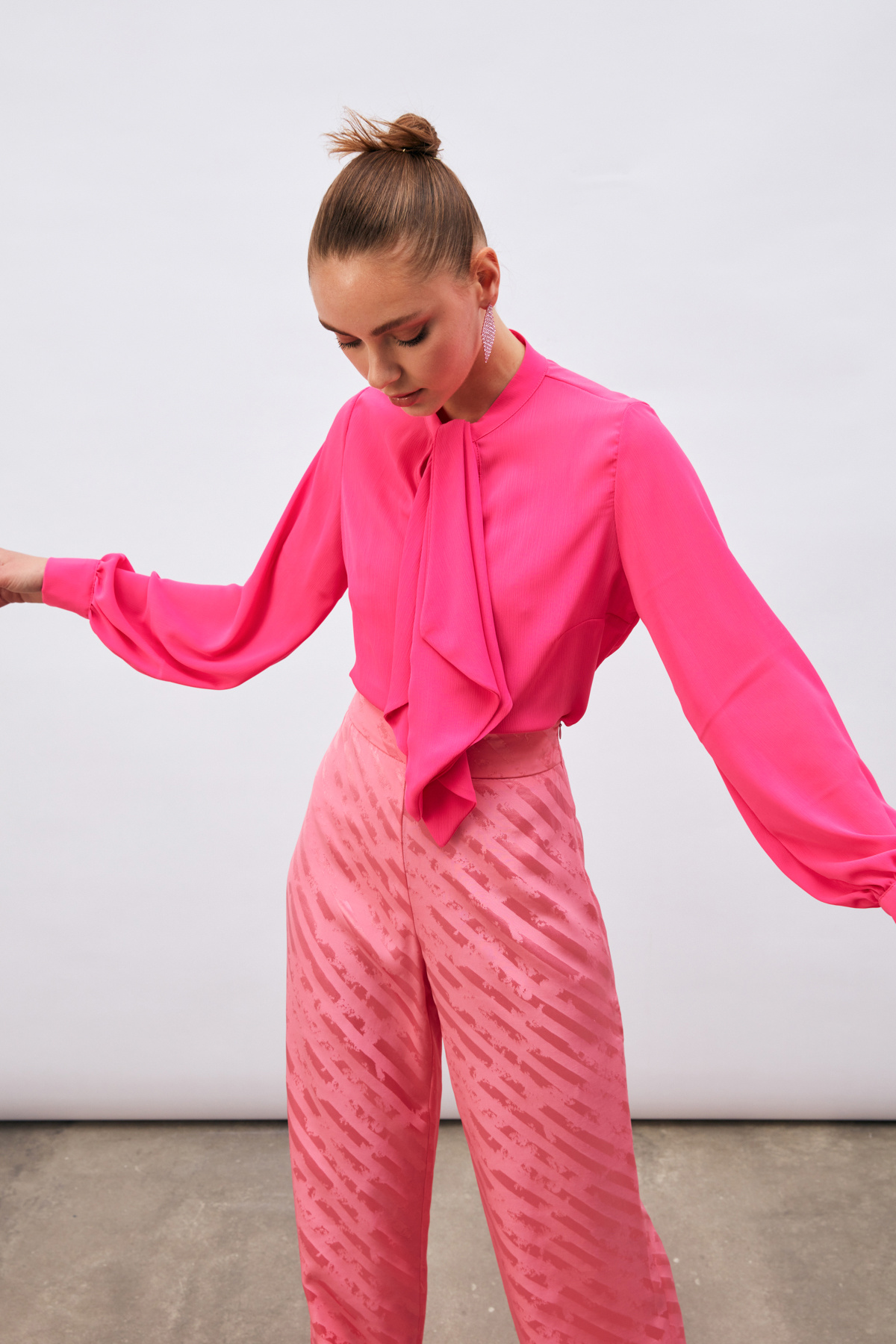 Fular Detaylı Salaş Bluz - FUŞYA