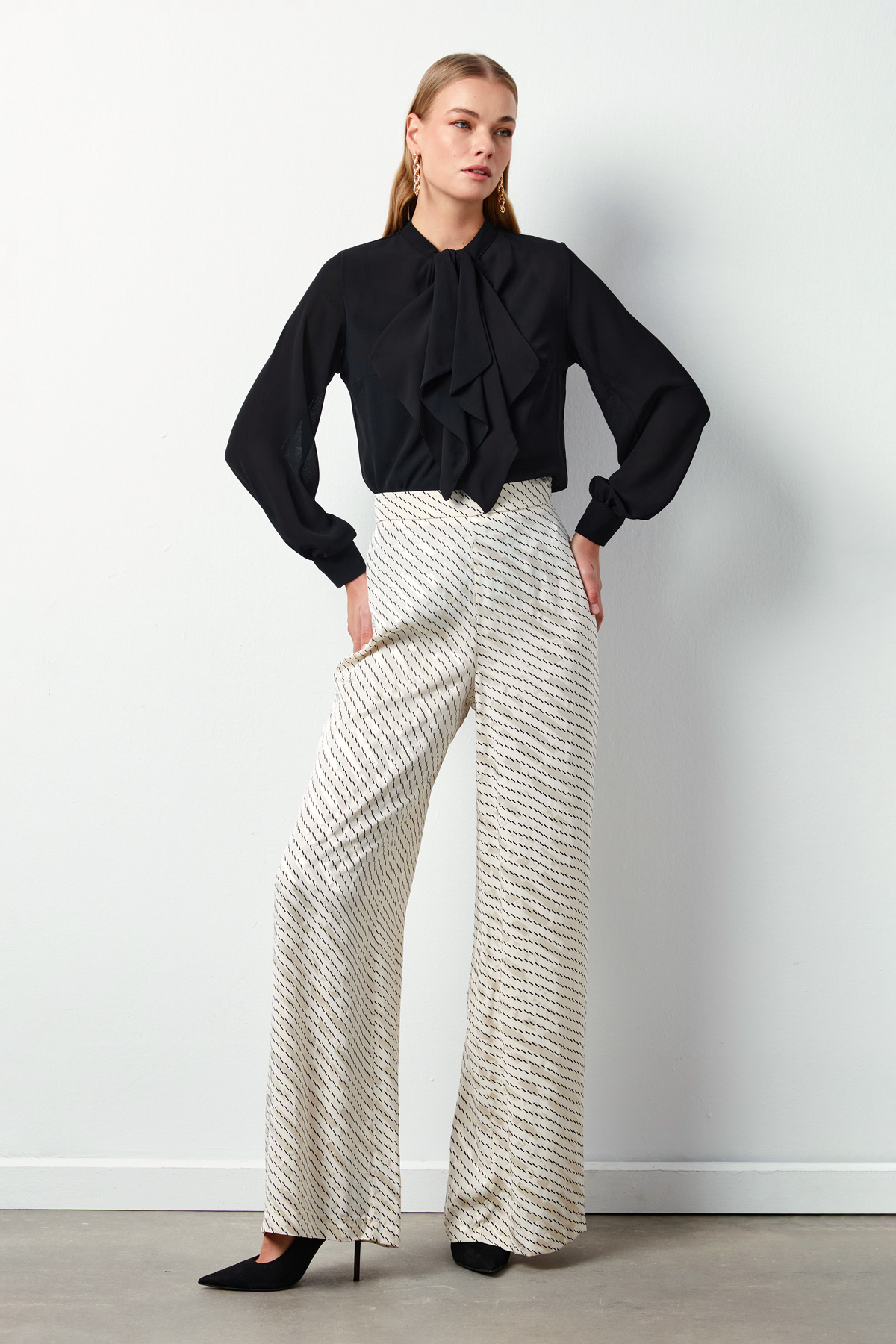 Fular Detaylı Salaş Bluz - SİYAH