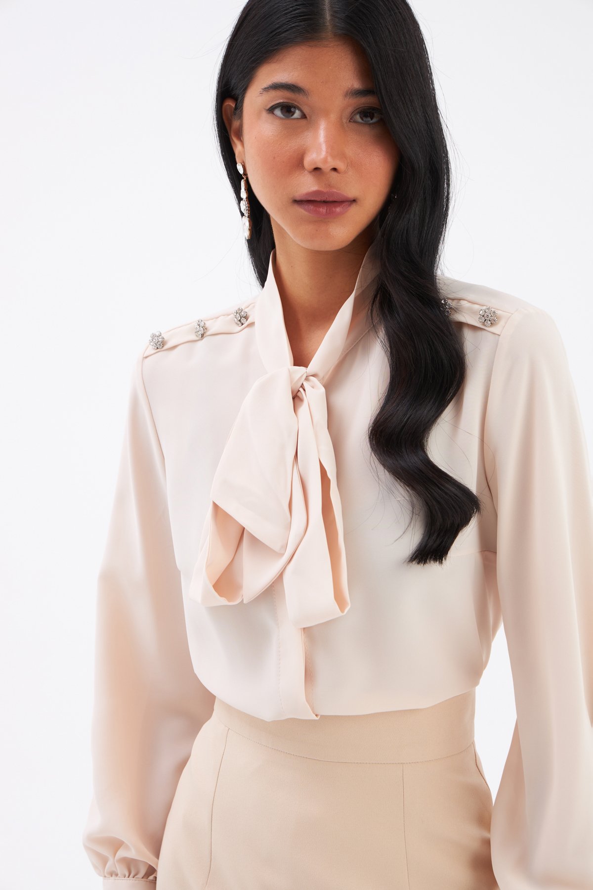 Fular Yaka Taş Detaylı Gömlek - BEJ