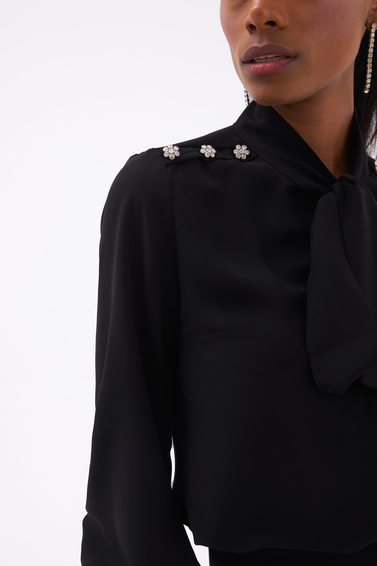 Fular Yaka Taş Detaylı Gömlek - SİYAH