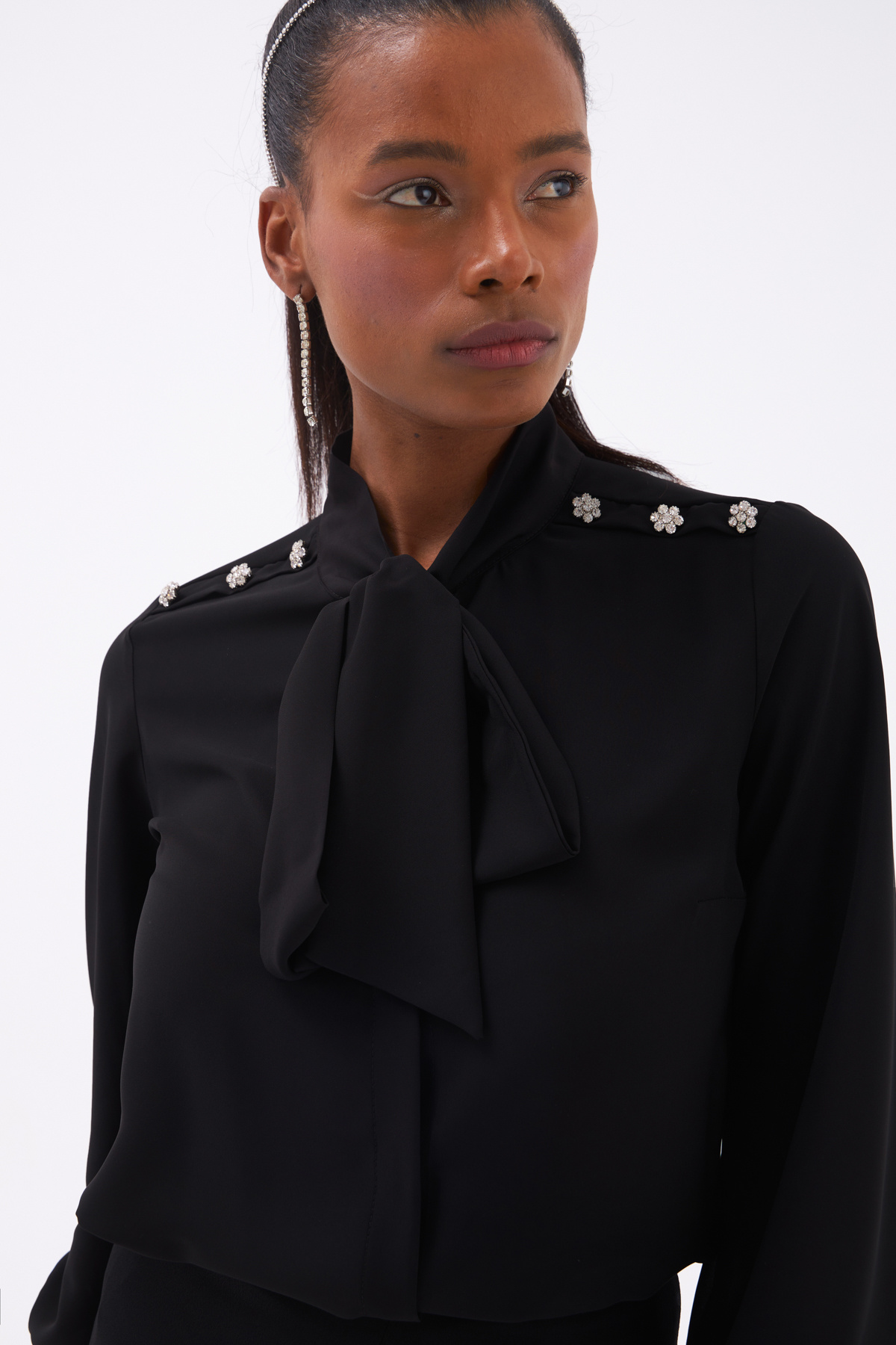 Fular Yaka Taş Detaylı Gömlek - SİYAH