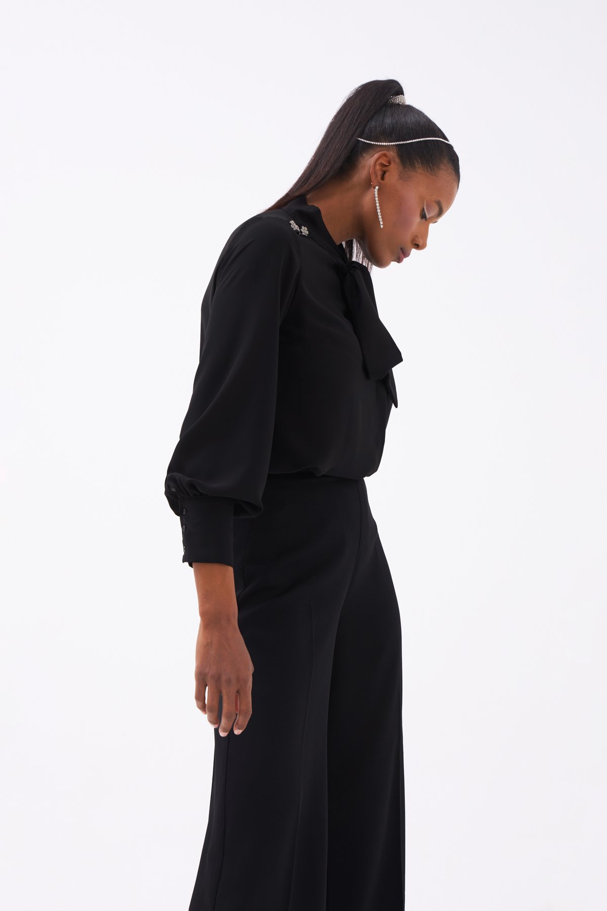 Fular Yaka Taş Detaylı Gömlek - SİYAH