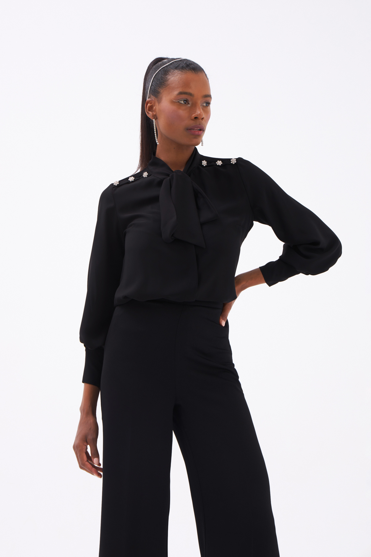 Fular Yaka Taş Detaylı Gömlek - SİYAH