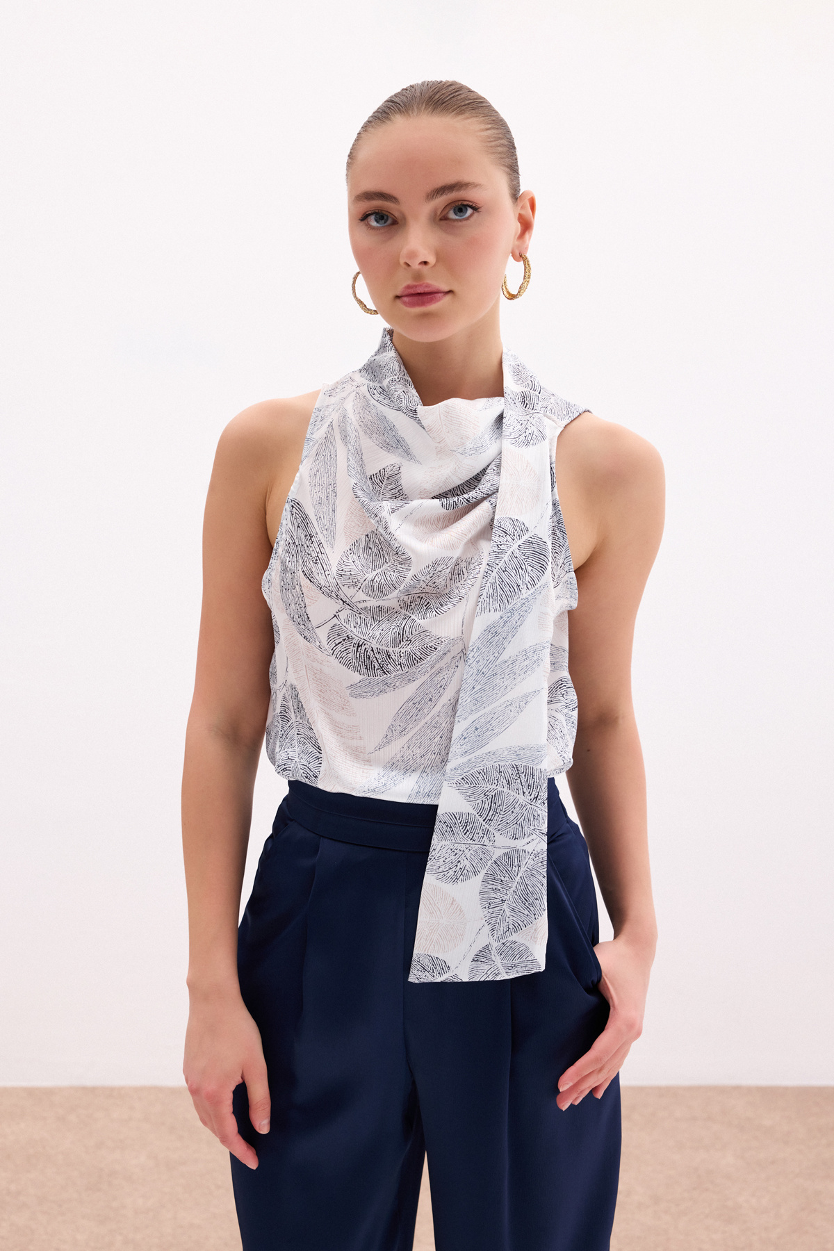 Fularlı Desenli Bluz - Siyah