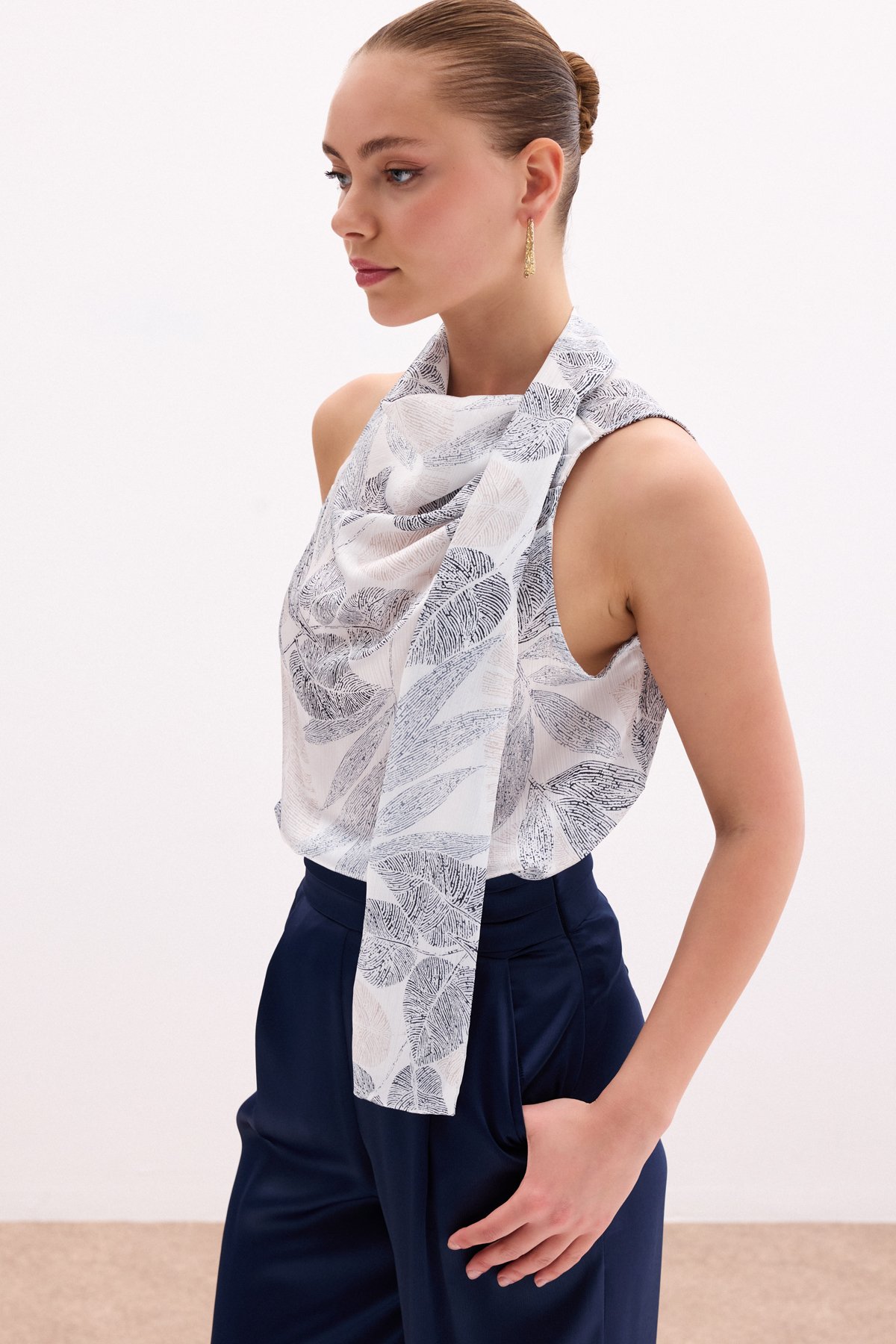 Fularlı Desenli Bluz - Siyah