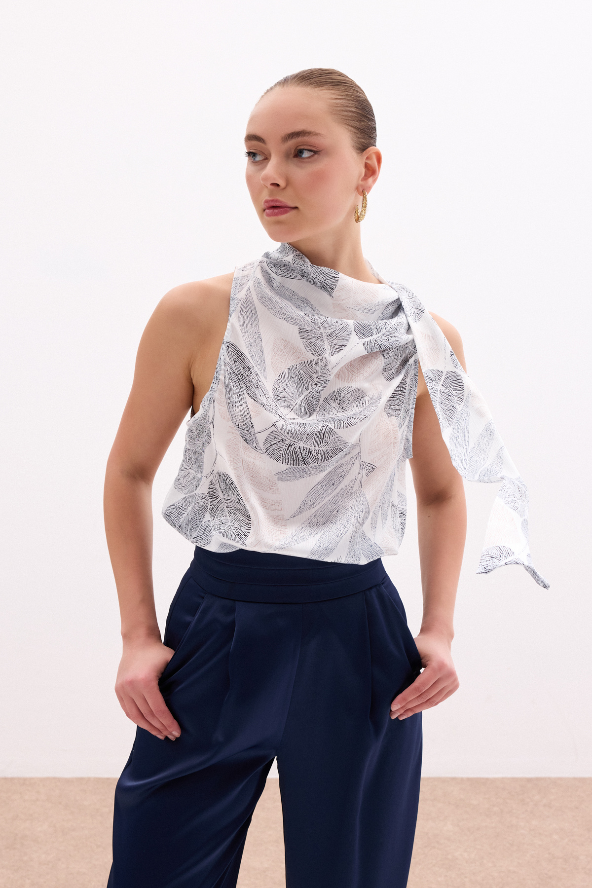 Fularlı Desenli Bluz - Siyah