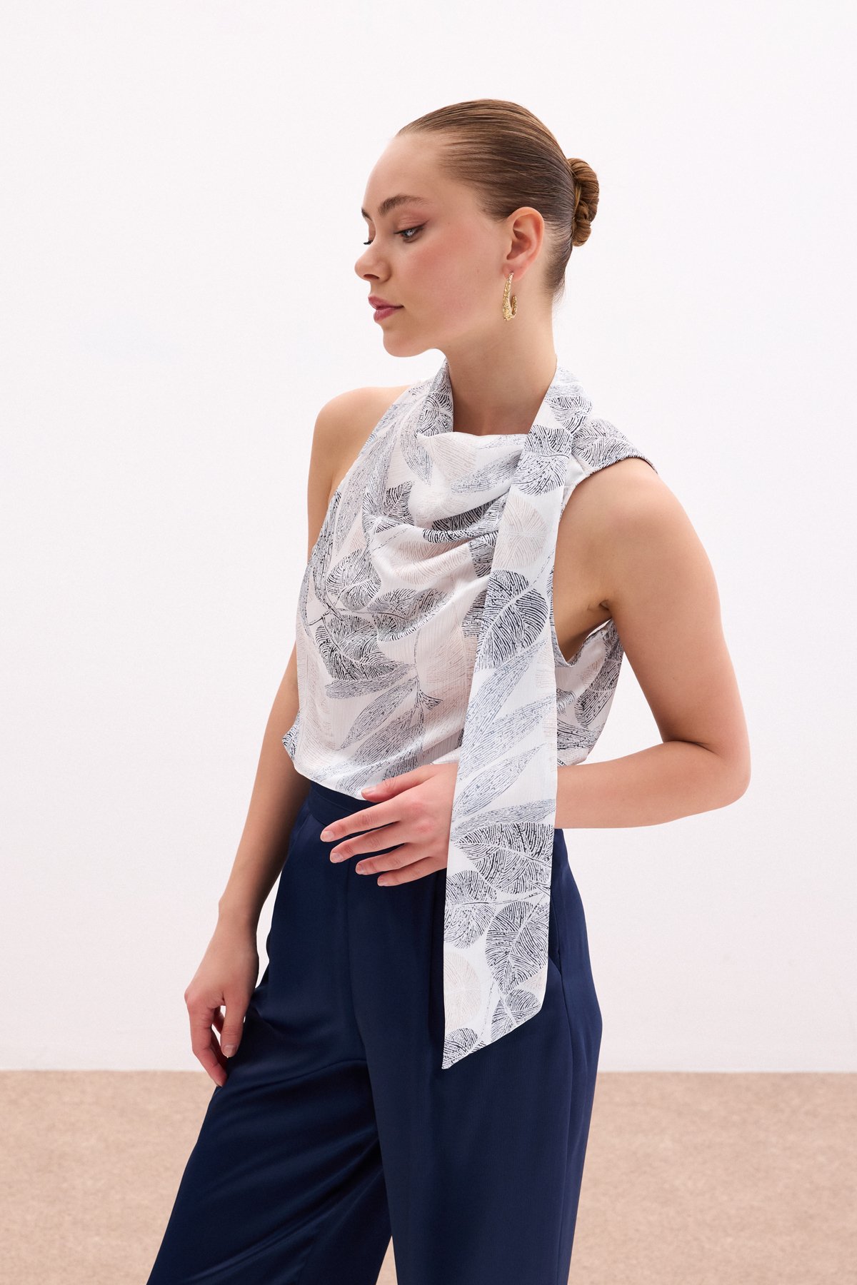 Fularlı Desenli Bluz - Siyah