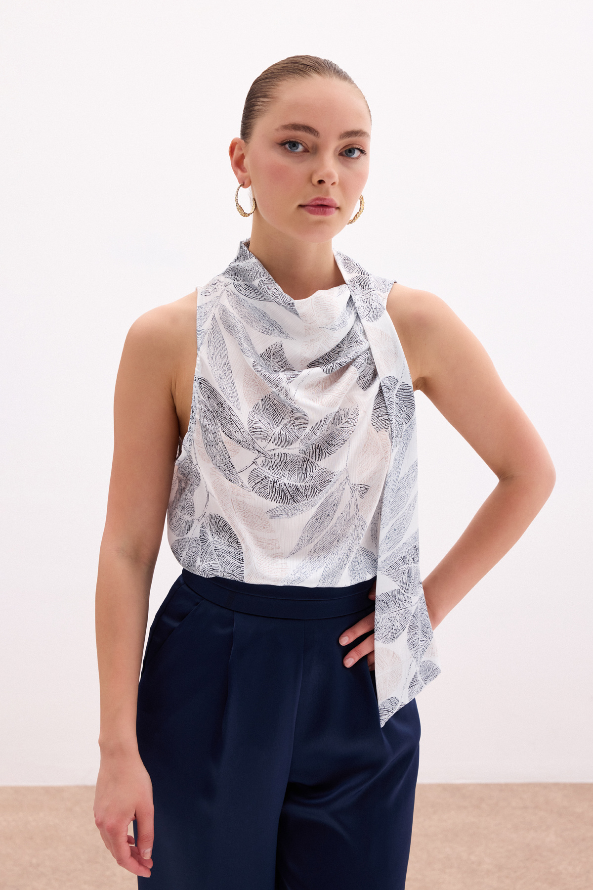 Fularlı Desenli Bluz - Siyah