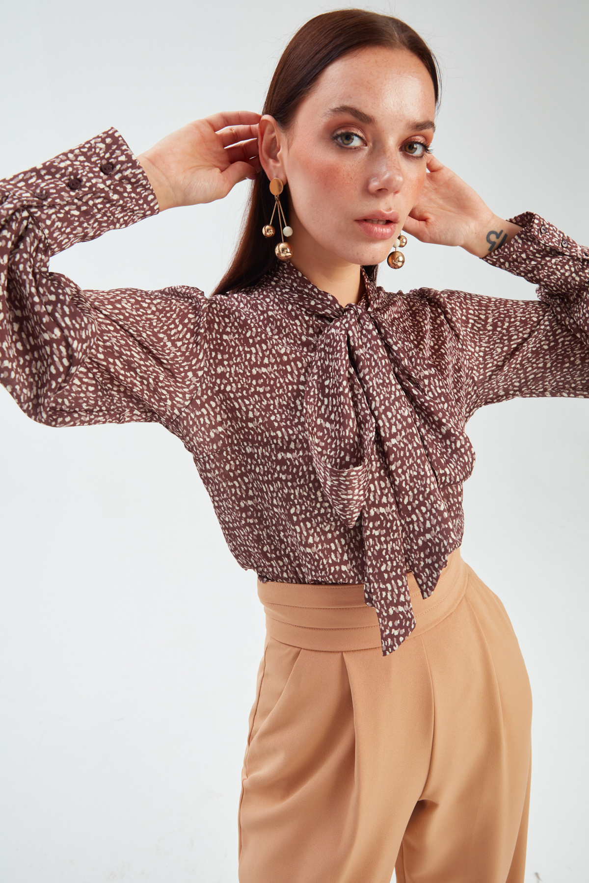Fularlı Desenli Gömlek - KAHVE
