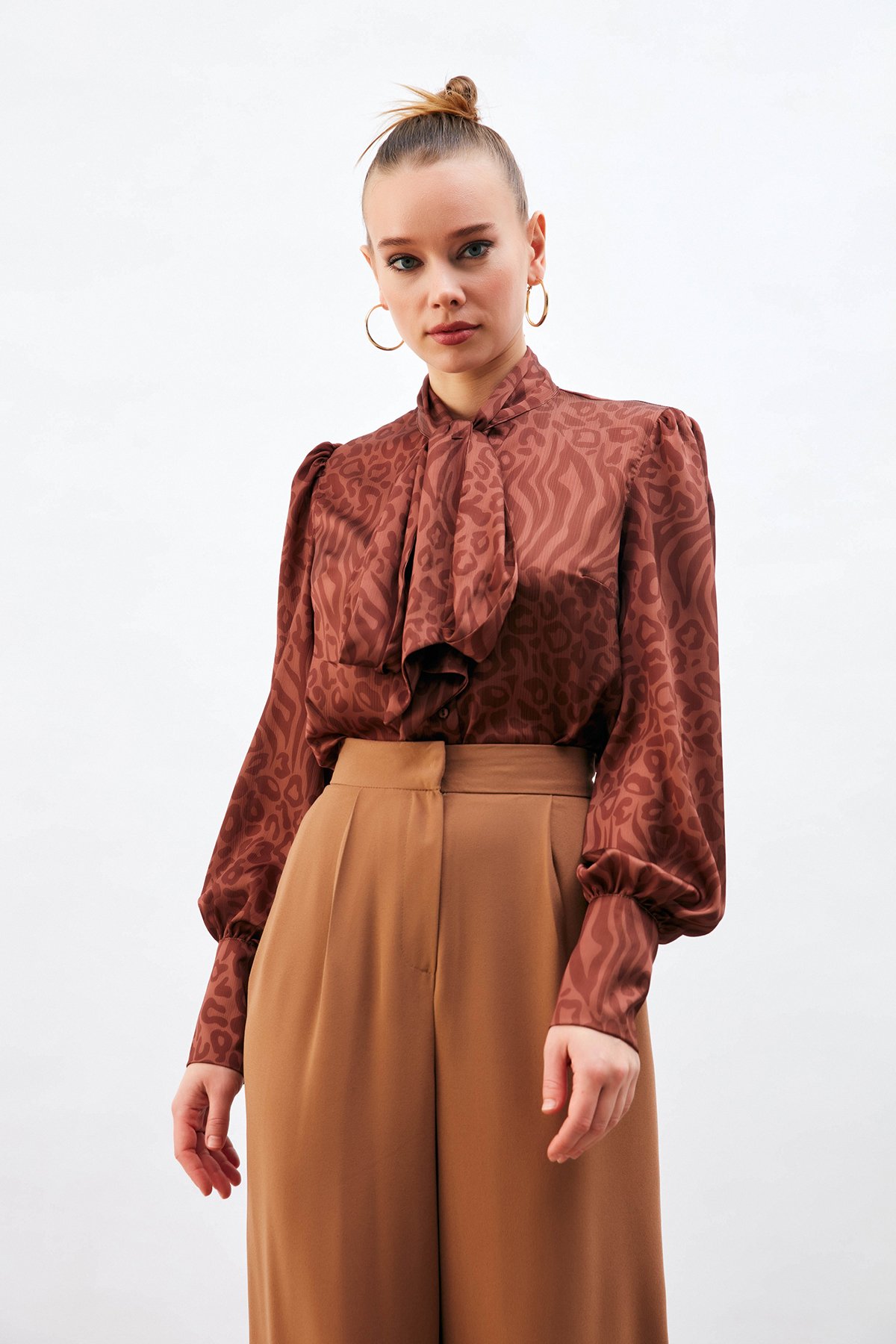 Fularlı Desenli Gömlek - KAHVE