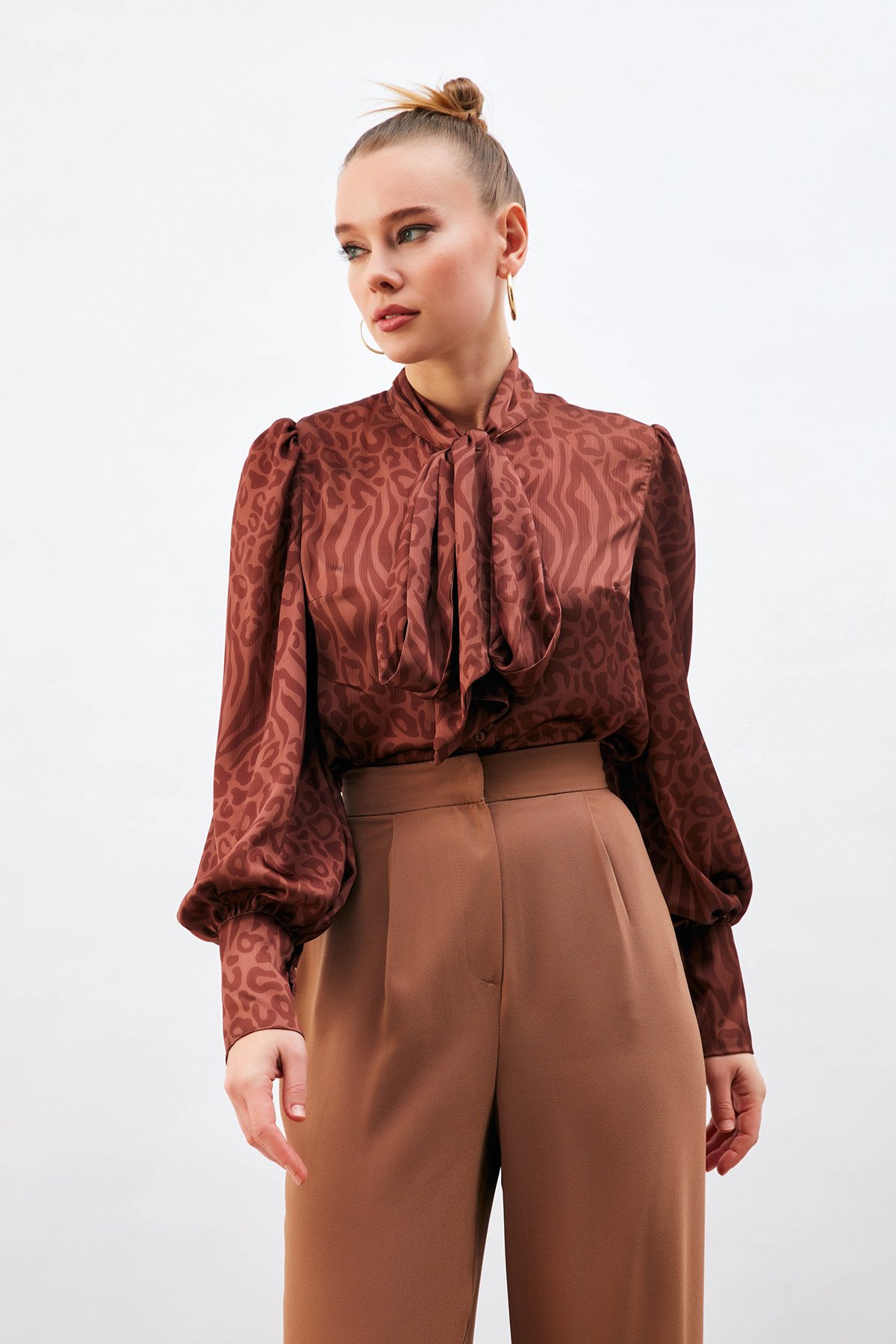 Fularlı Desenli Gömlek - KAHVE