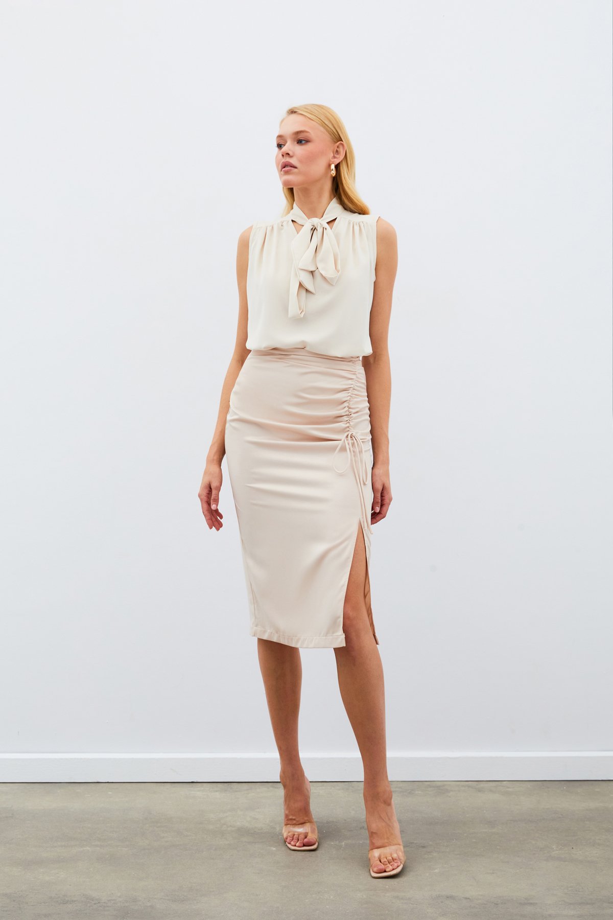 Fularlı Kolsuz Bluz - BEJ