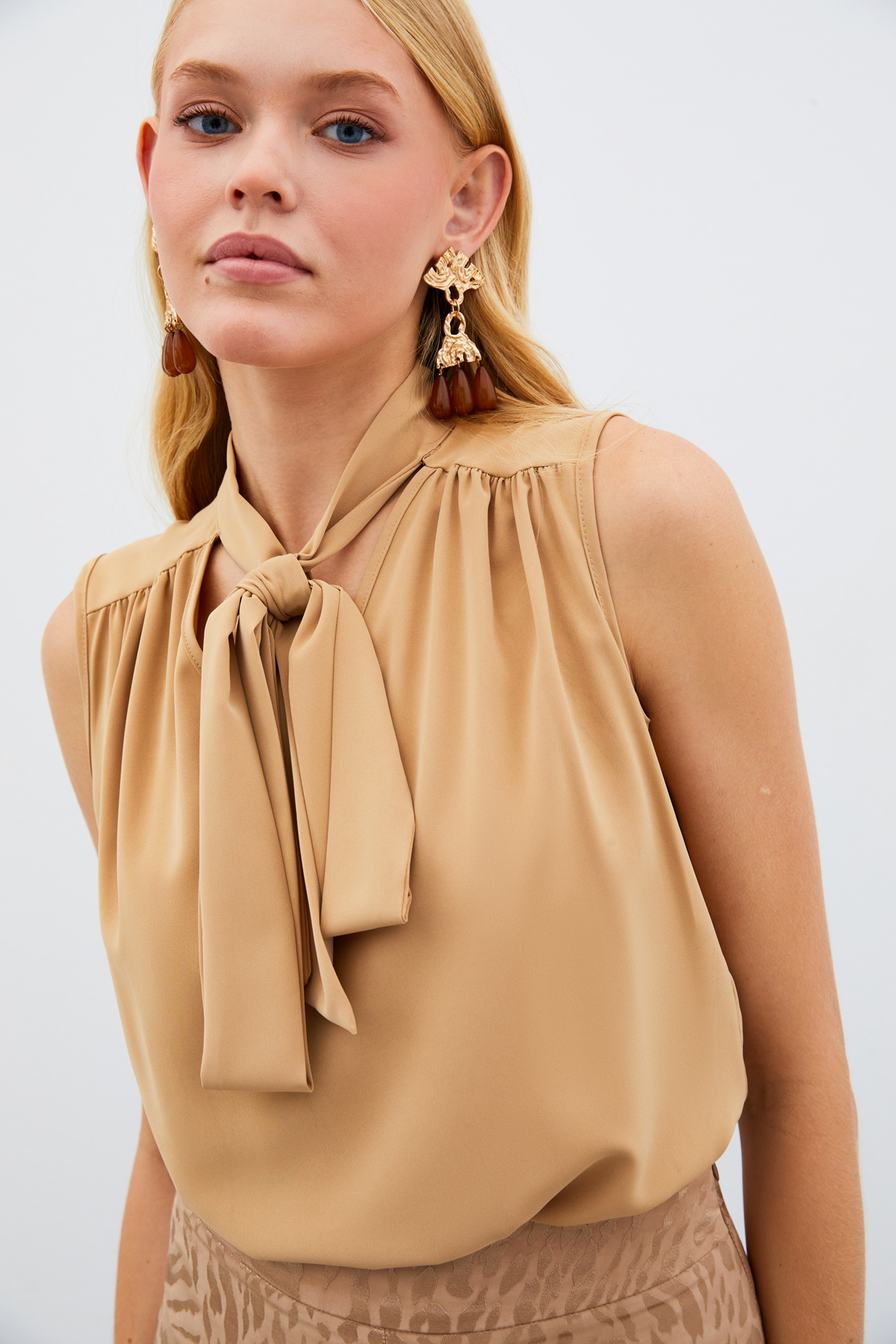 Fularlı Kolsuz Bluz - CAMEL