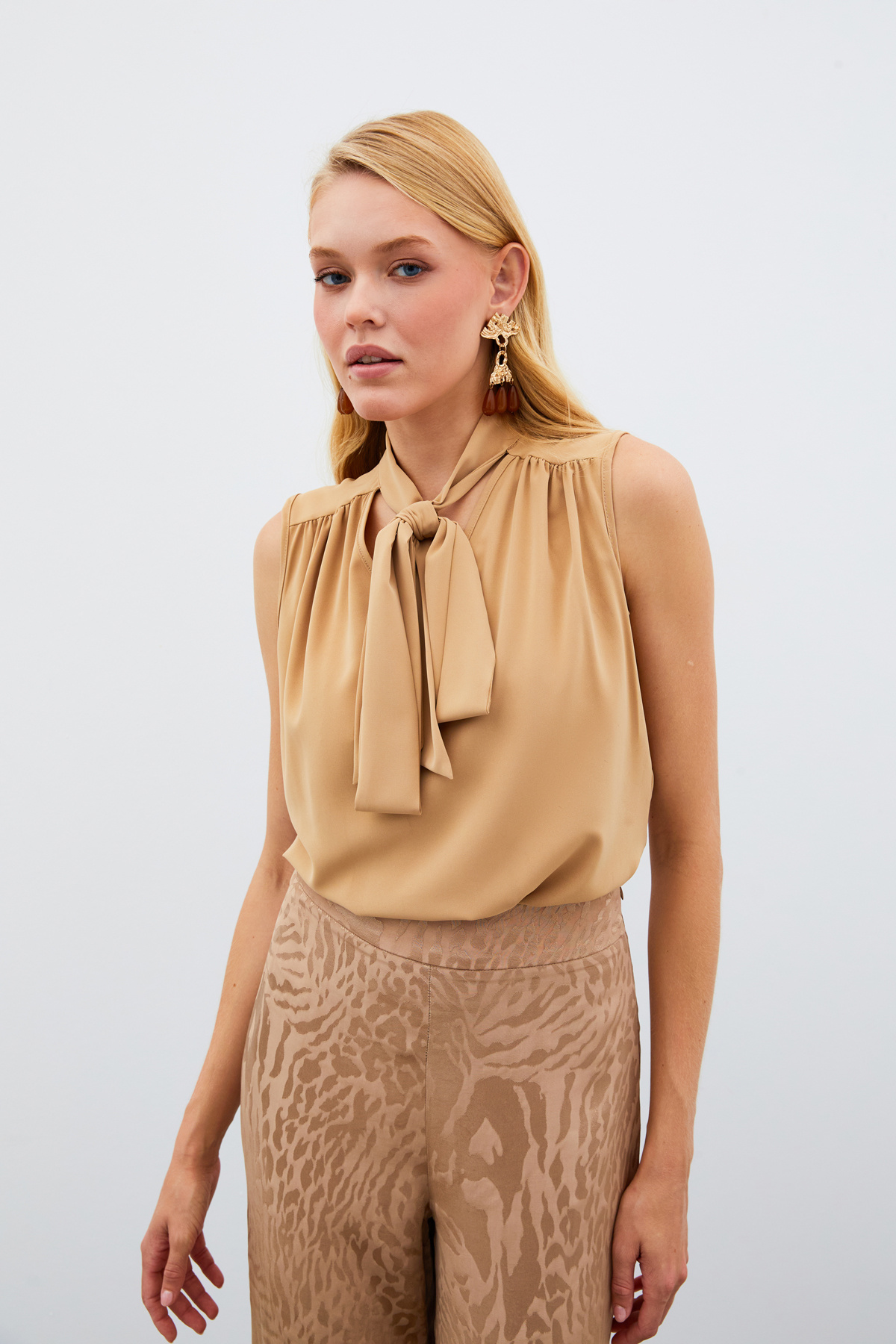 Fularlı Kolsuz Bluz - CAMEL