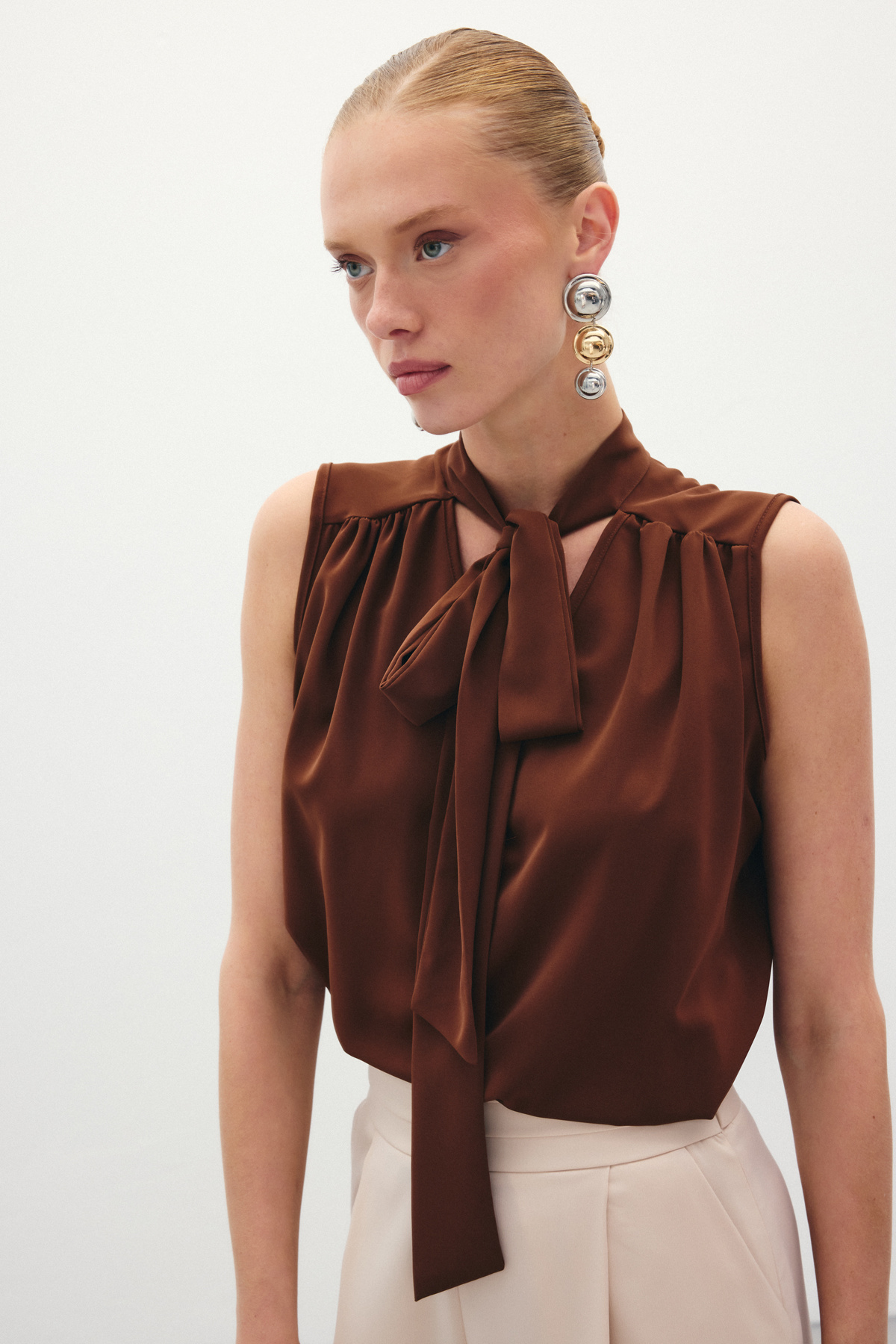 Fularlı Kolsuz Bluz - Kahve