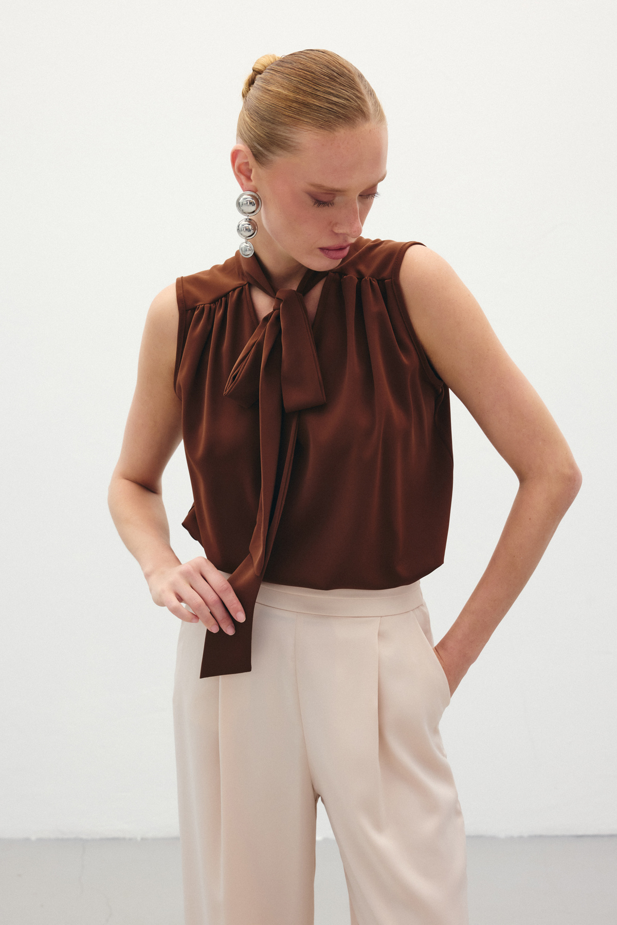 Fularlı Kolsuz Bluz - Kahve