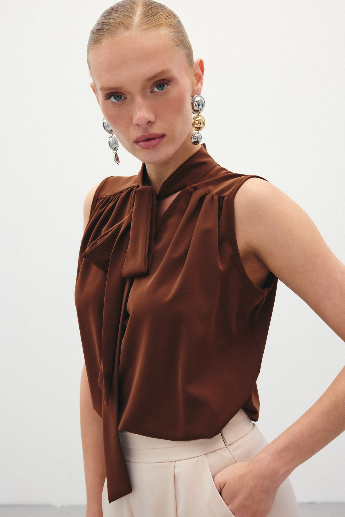 Fularlı Kolsuz Bluz - Kahve