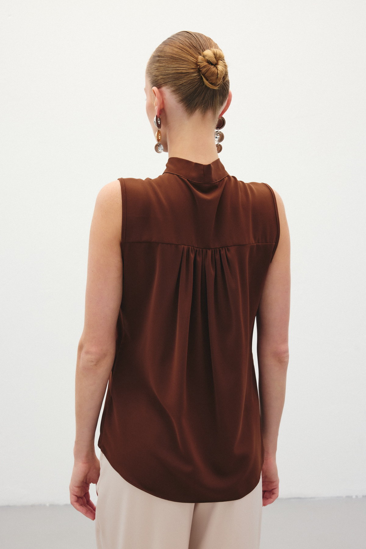 Fularlı Kolsuz Bluz - Kahve