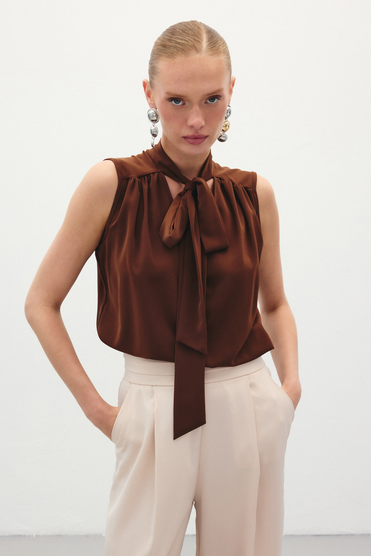 Fularlı Kolsuz Bluz - Kahve