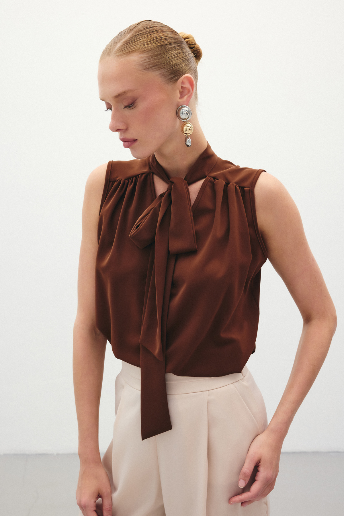 Fularlı Kolsuz Bluz - Kahve