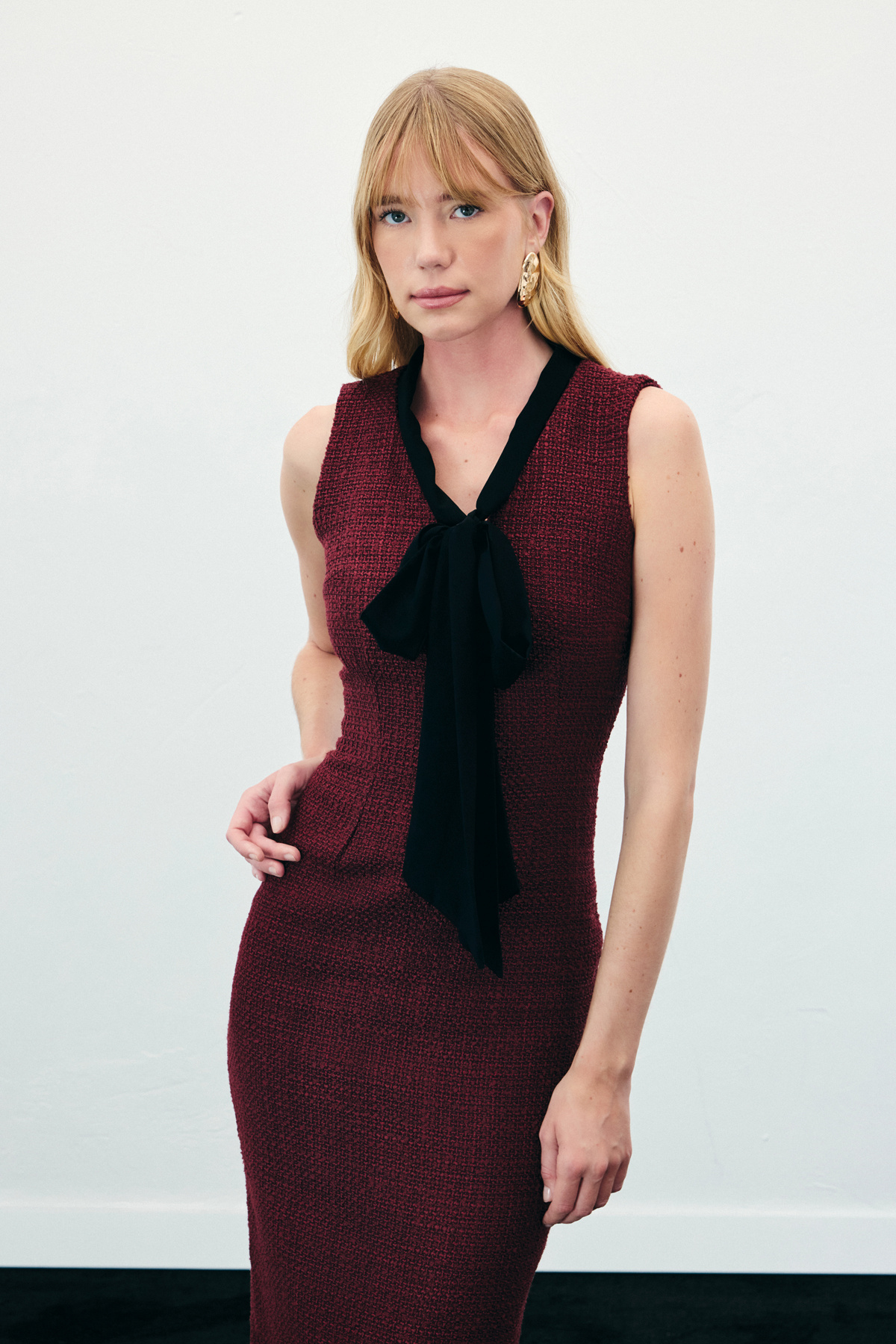 Fularlı Kolsuz Tüvit Elbise - Bordo