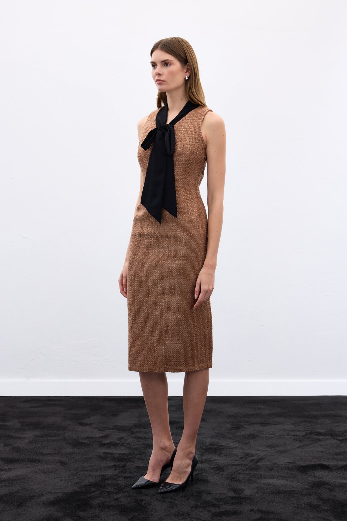 Fularlı Kolsuz Tüvit Elbise - Karamel