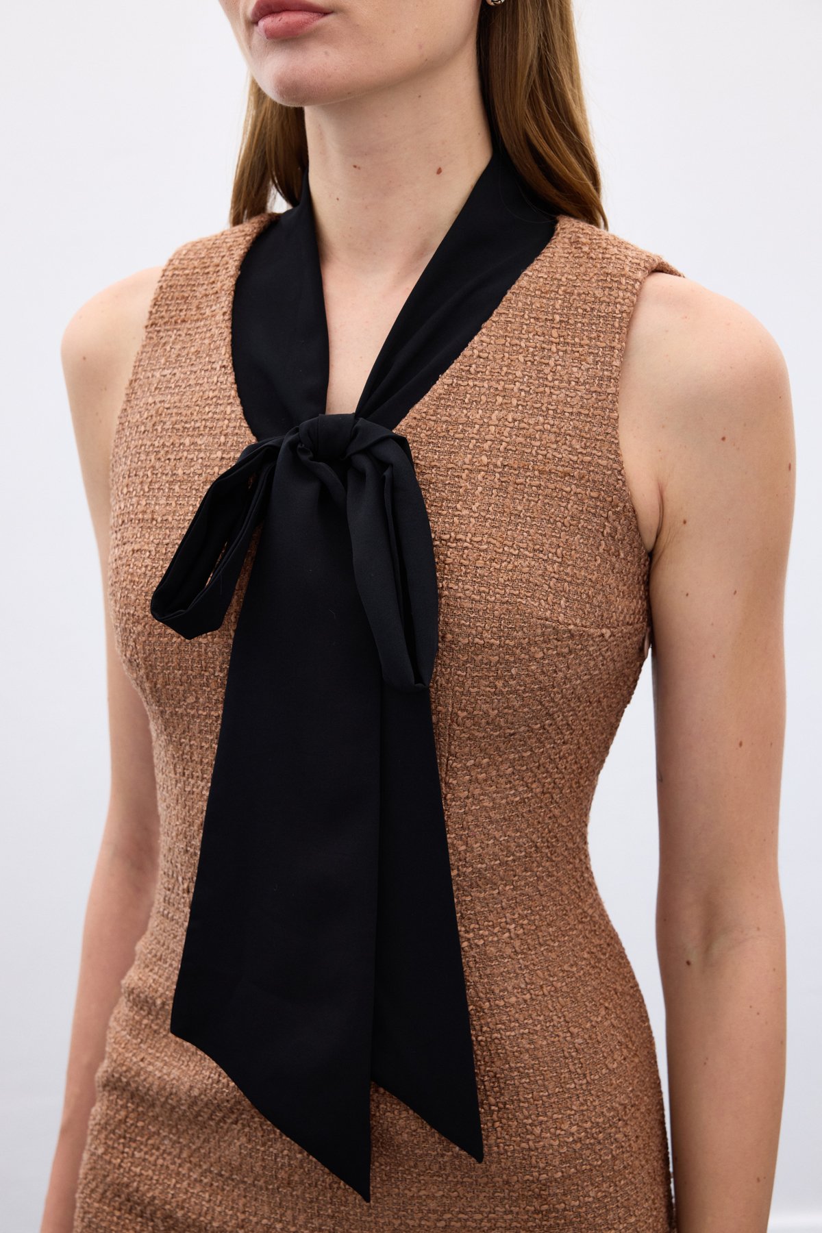 Fularlı Kolsuz Tüvit Elbise - Karamel