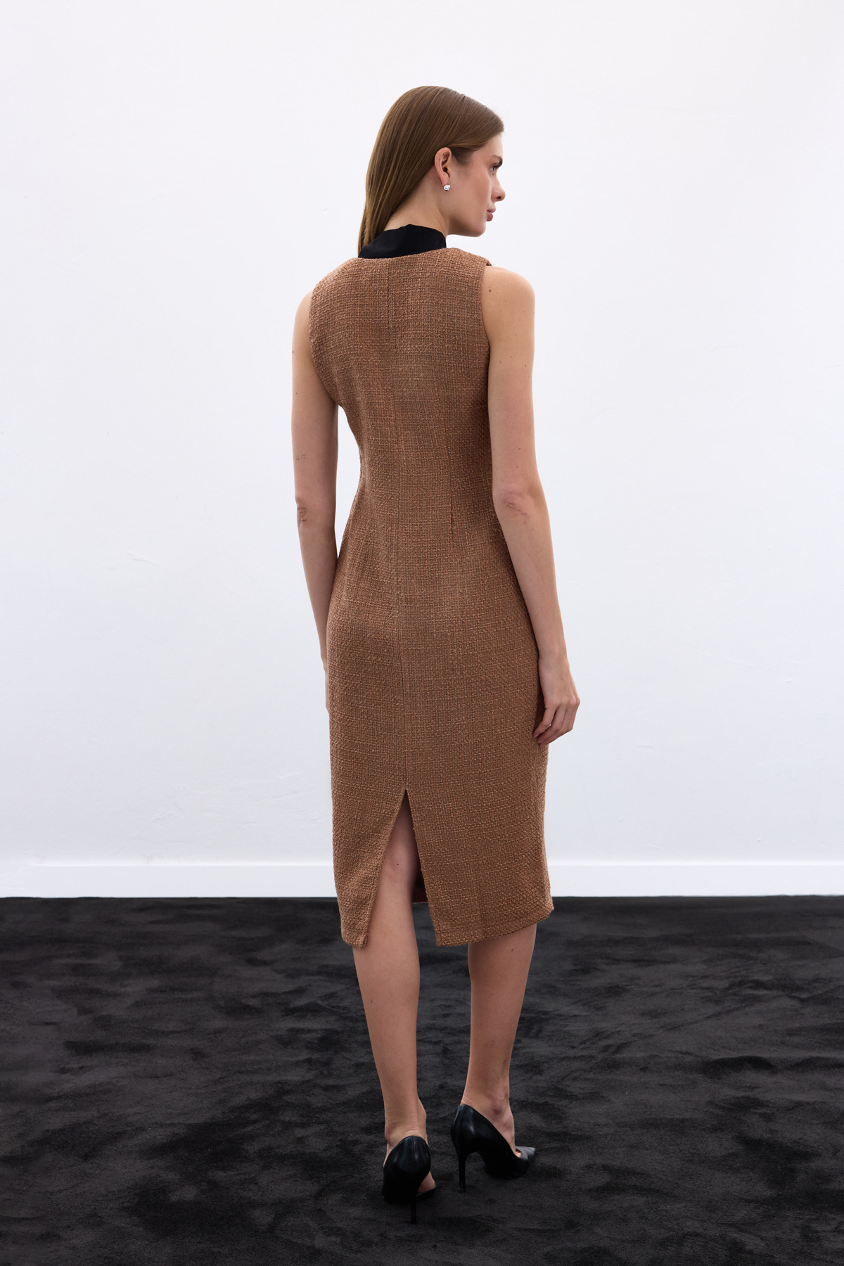 Fularlı Kolsuz Tüvit Elbise - Karamel