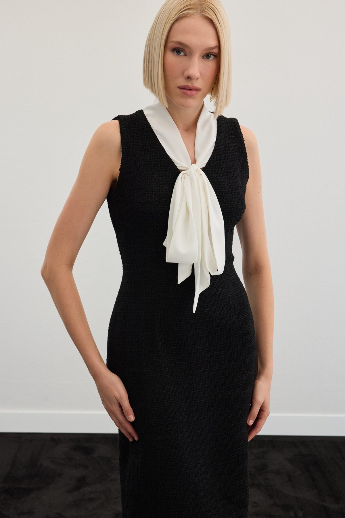 Fularlı Kolsuz Tüvit Elbise - Siyah