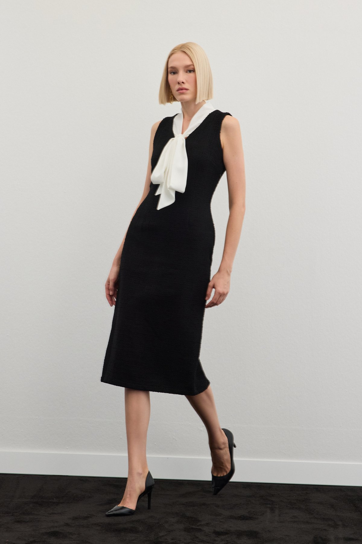 Fularlı Kolsuz Tüvit Elbise - Siyah