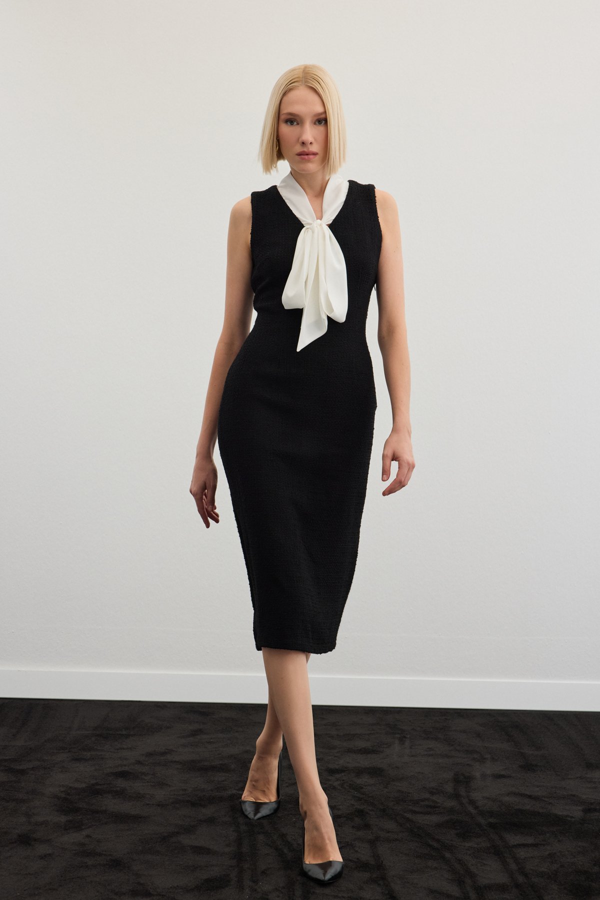 Fularlı Kolsuz Tüvit Elbise - Siyah