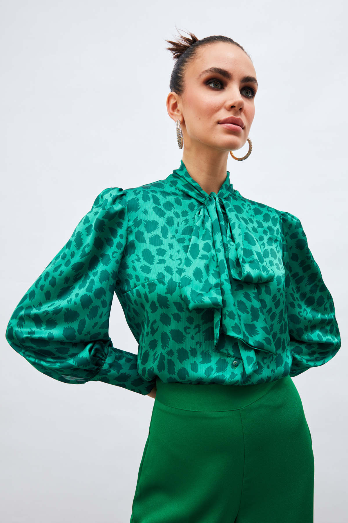 Fularlı Leopar Desenli Gömlek - ZÜMRÜT