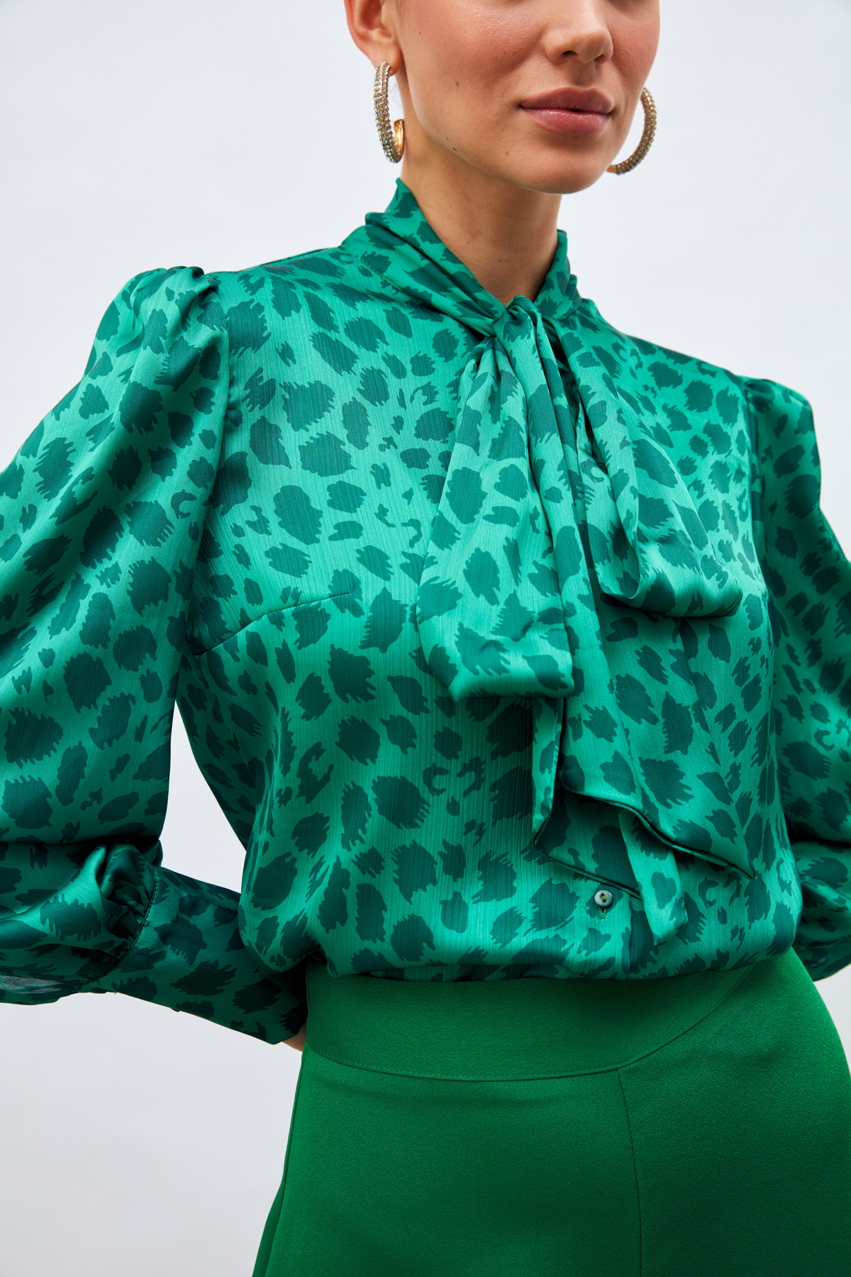 Fularlı Leopar Desenli Gömlek - ZÜMRÜT