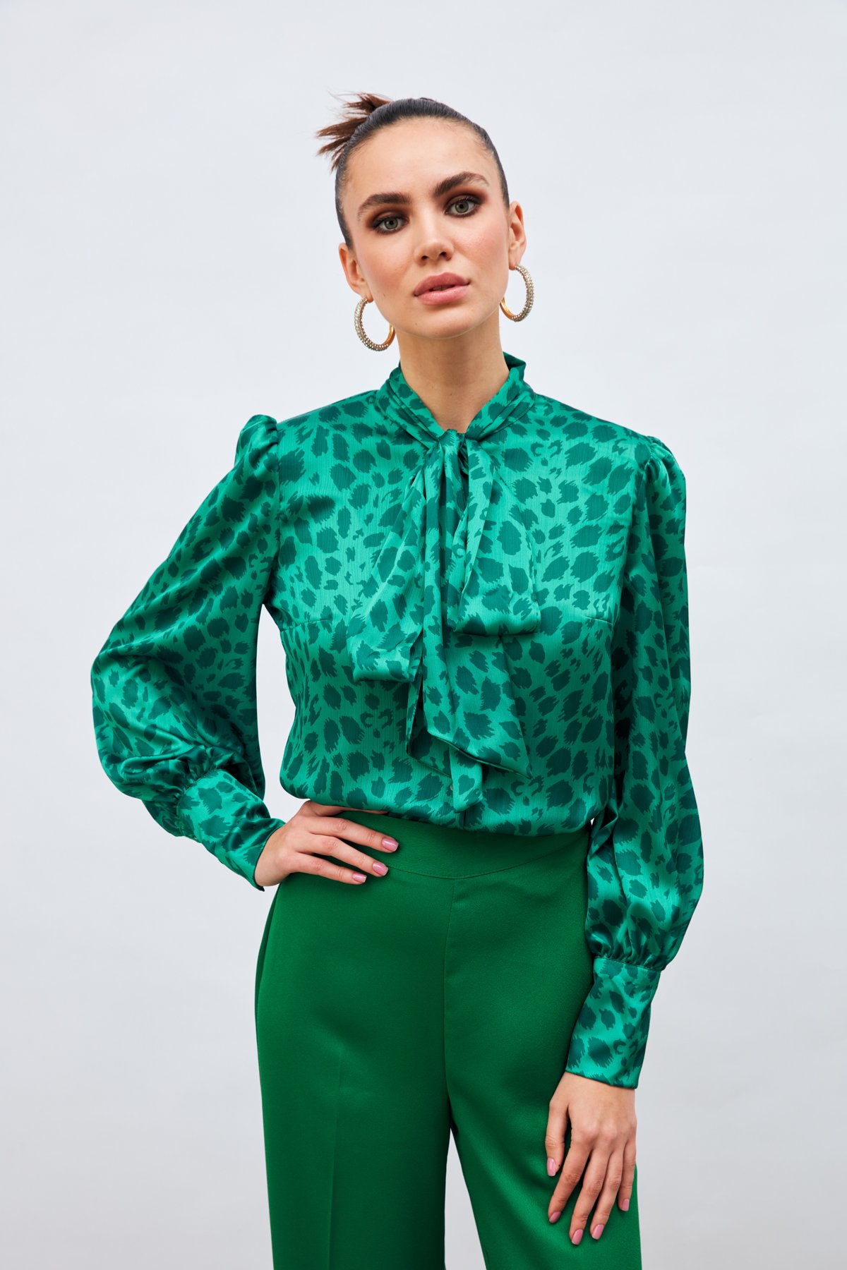 Fularlı Leopar Desenli Gömlek - ZÜMRÜT