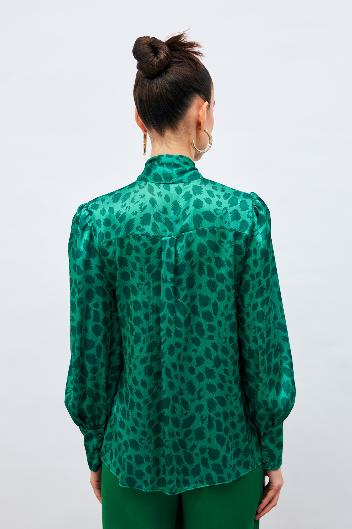 Fularlı Leopar Desenli Gömlek - ZÜMRÜT