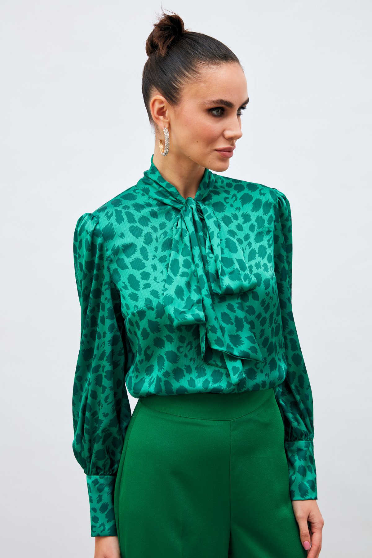 Fularlı Leopar Desenli Gömlek - ZÜMRÜT