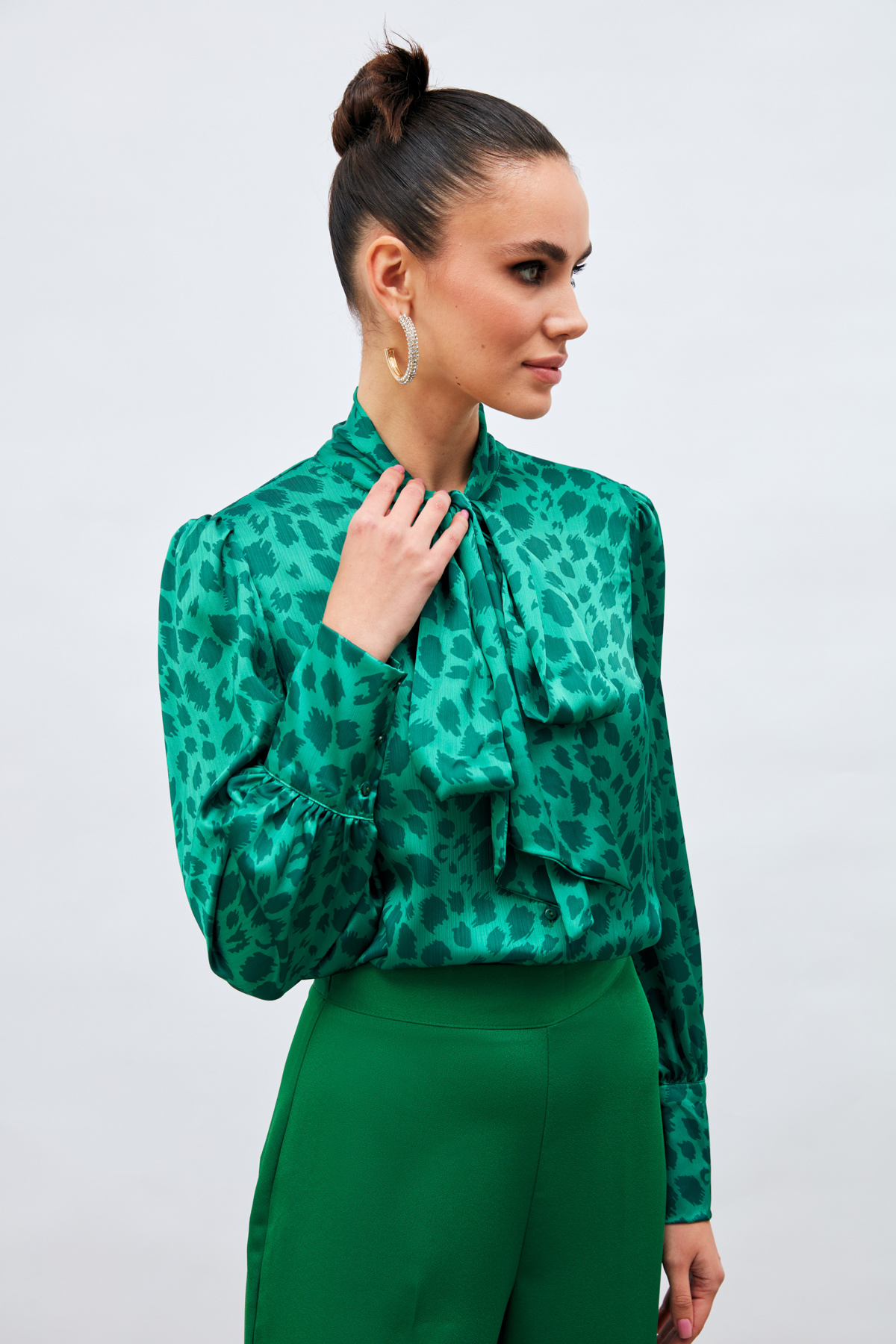 Fularlı Leopar Desenli Gömlek - ZÜMRÜT