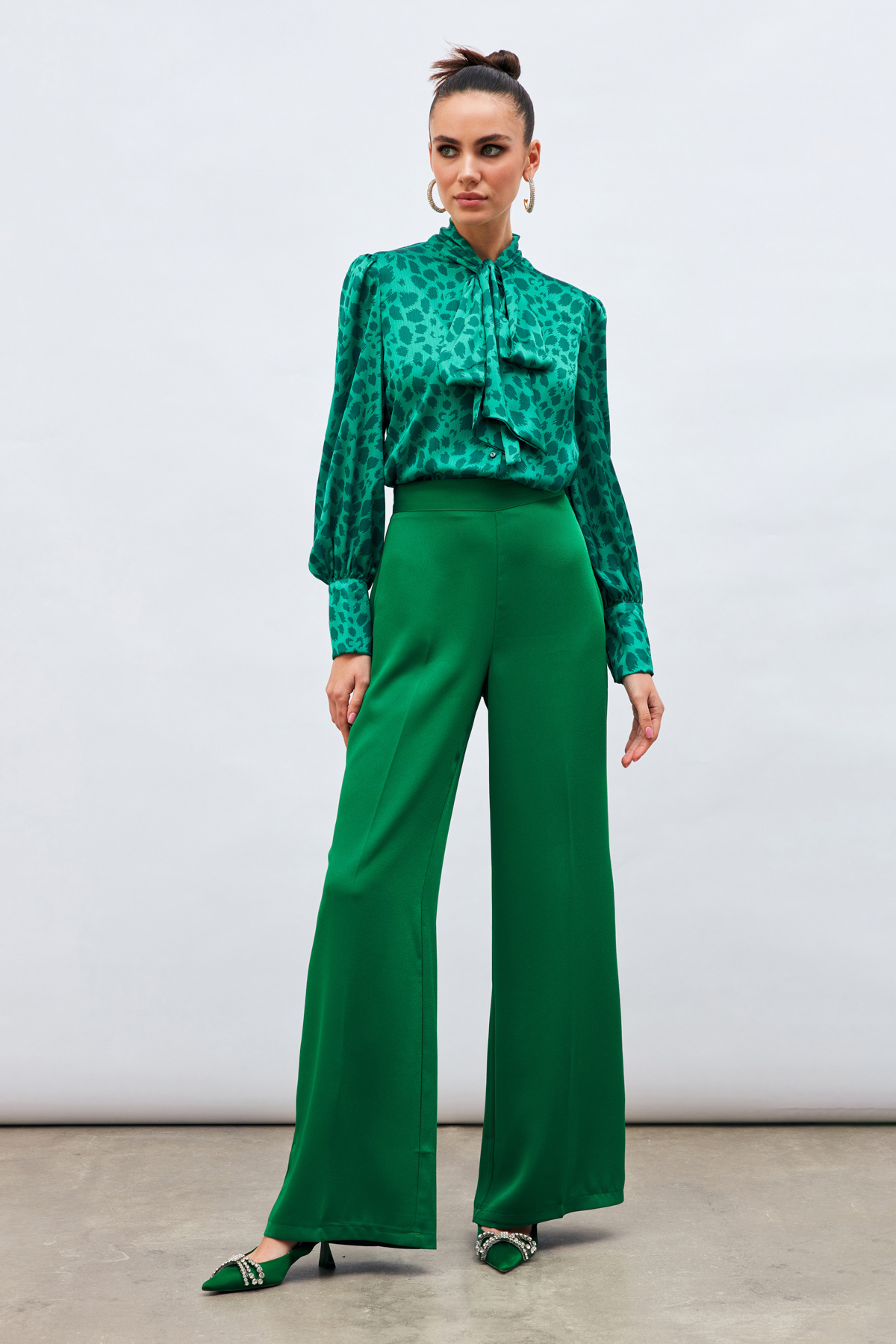 Fularlı Leopar Desenli Gömlek - ZÜMRÜT