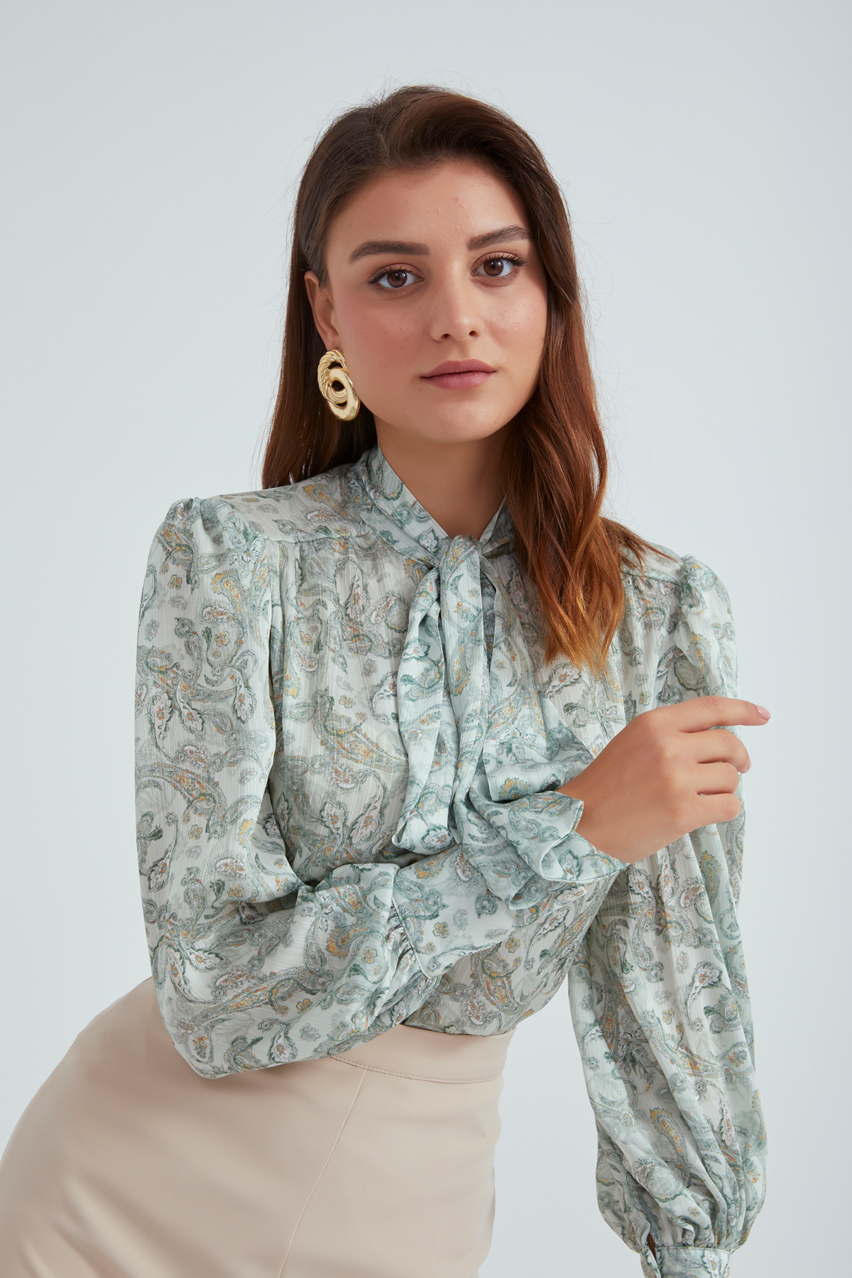 Fularlı ve manşetli emprime bluz - ÇAĞLA YEŞİLİ