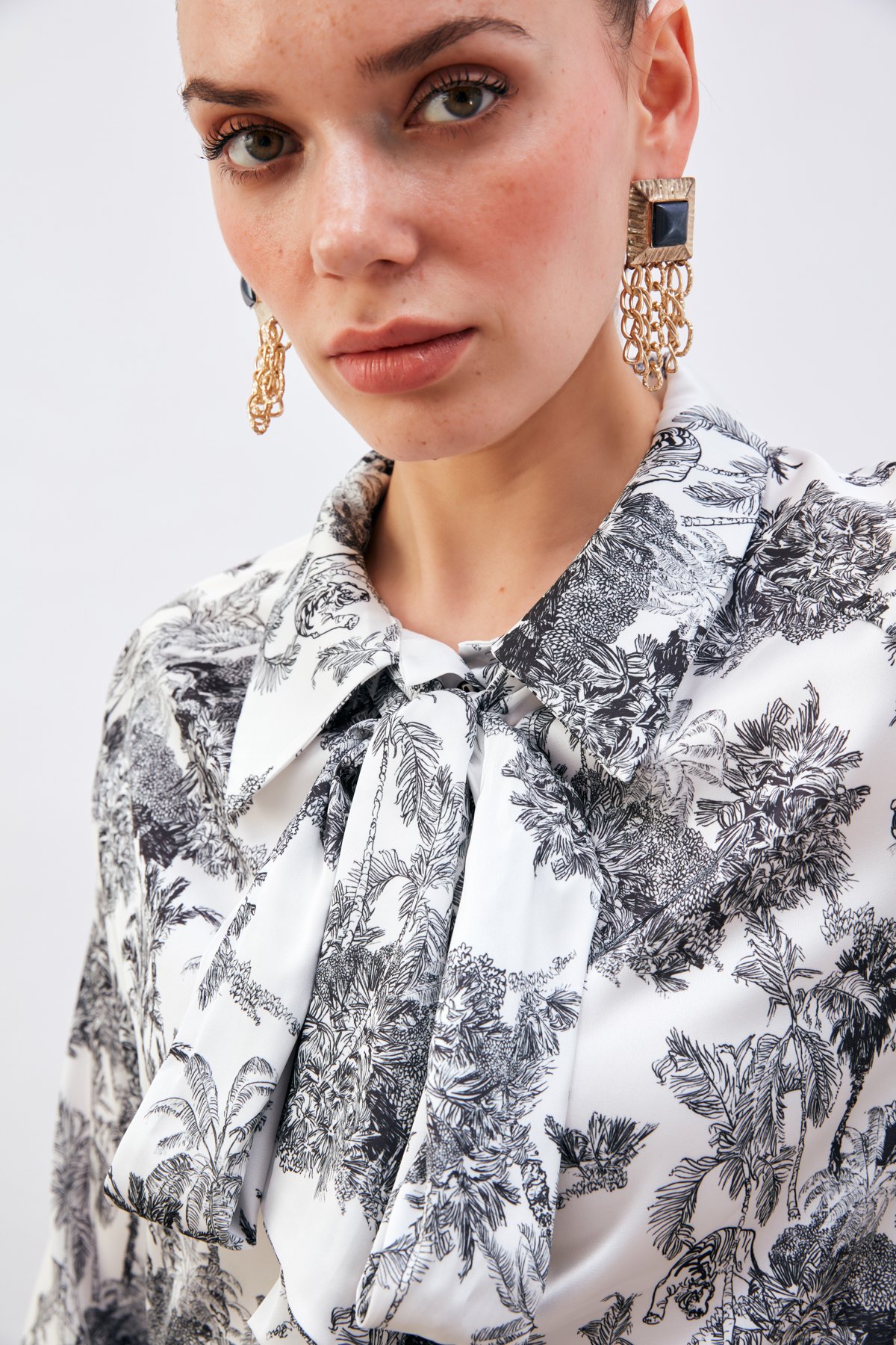 Fularlı Yaka Desenli Gömlek - SİYAH