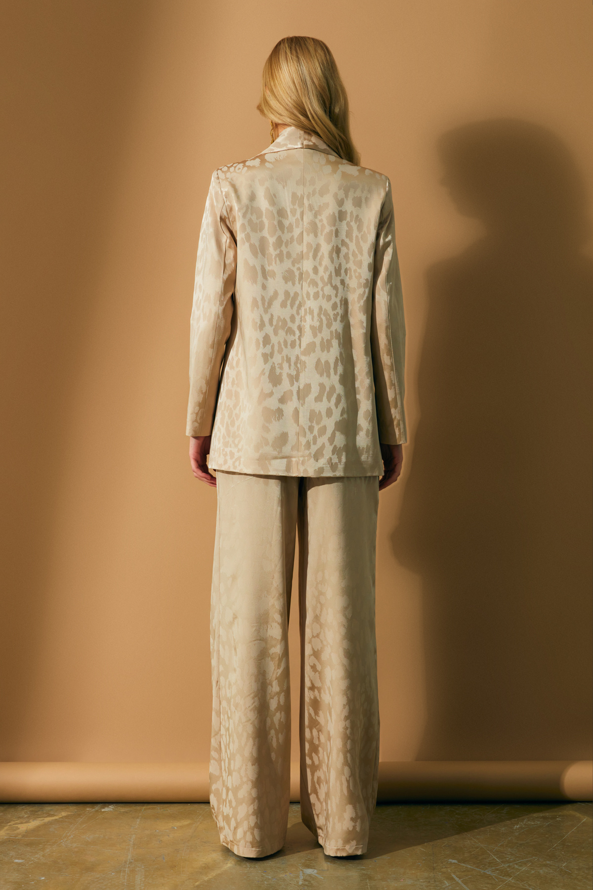 Geniş Desenli Saten Ceket - BEJ