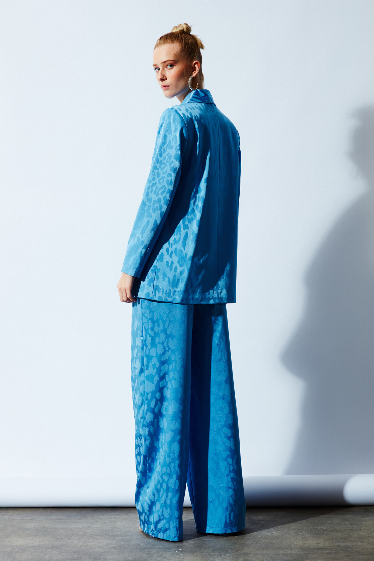 Geniş Desenli Saten Ceket - MAVİ