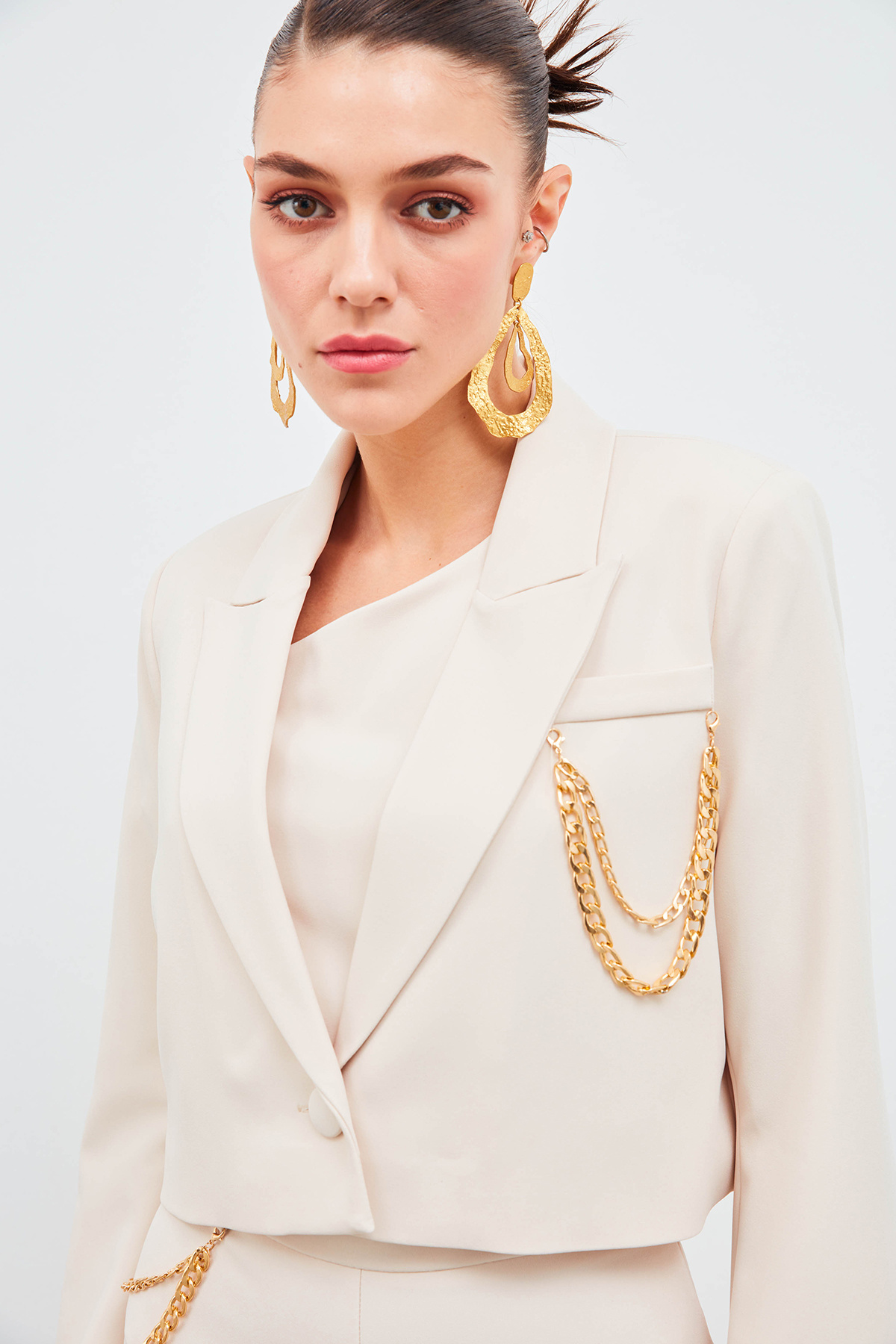 Geniş Kol Detaylı Aksesuarlı Ceket - BEJ