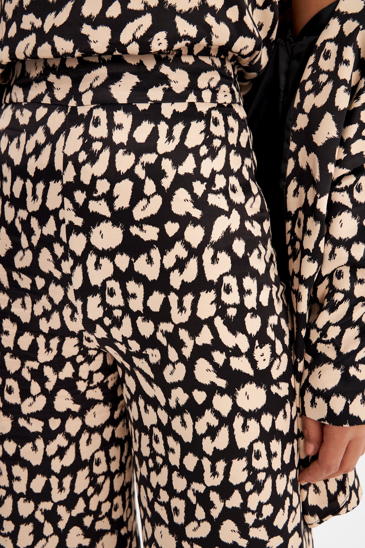 Geniş paça Leopar desenli saten pantolon - SİYAH