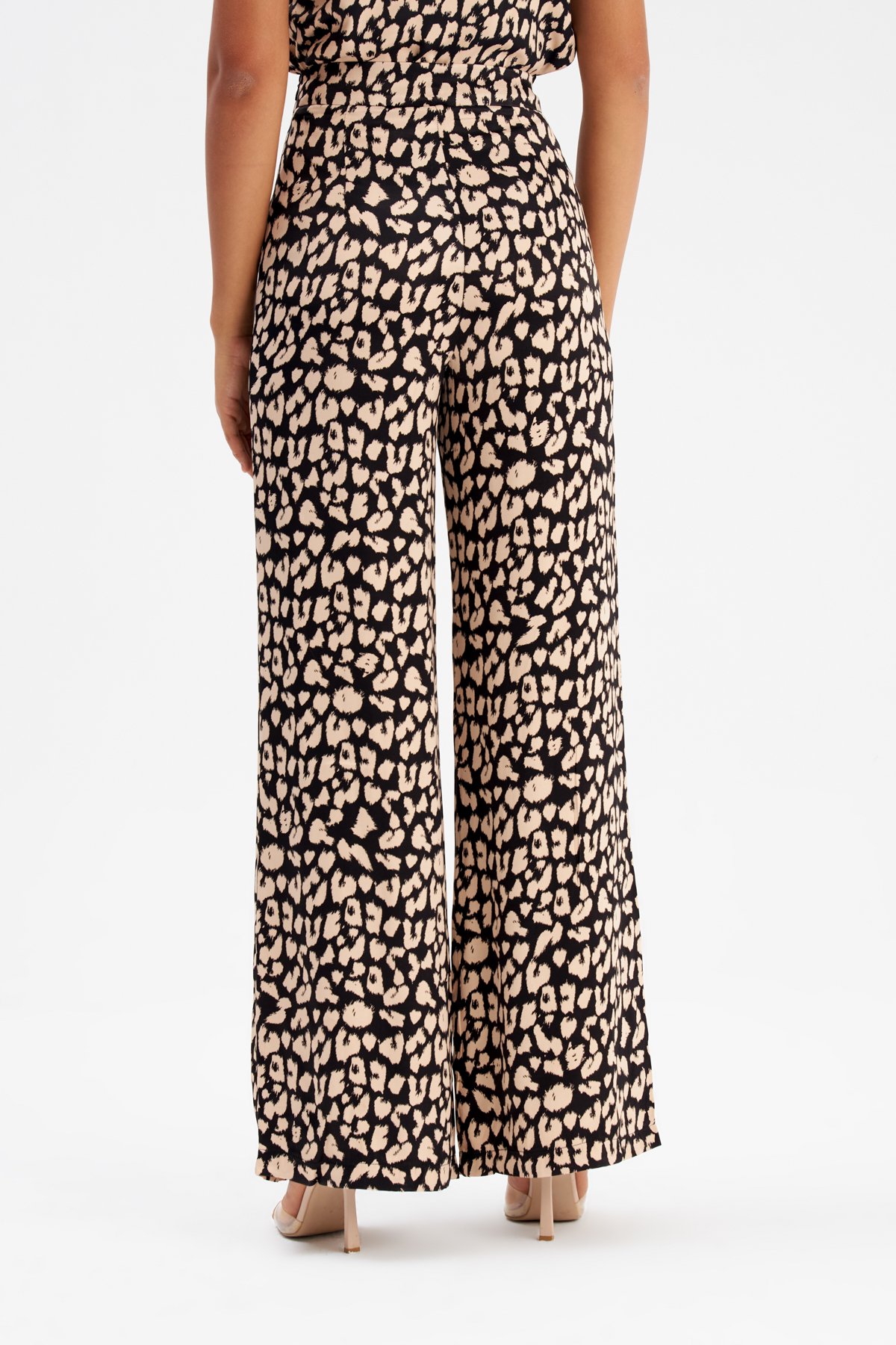 Geniş paça Leopar desenli saten pantolon - SİYAH
