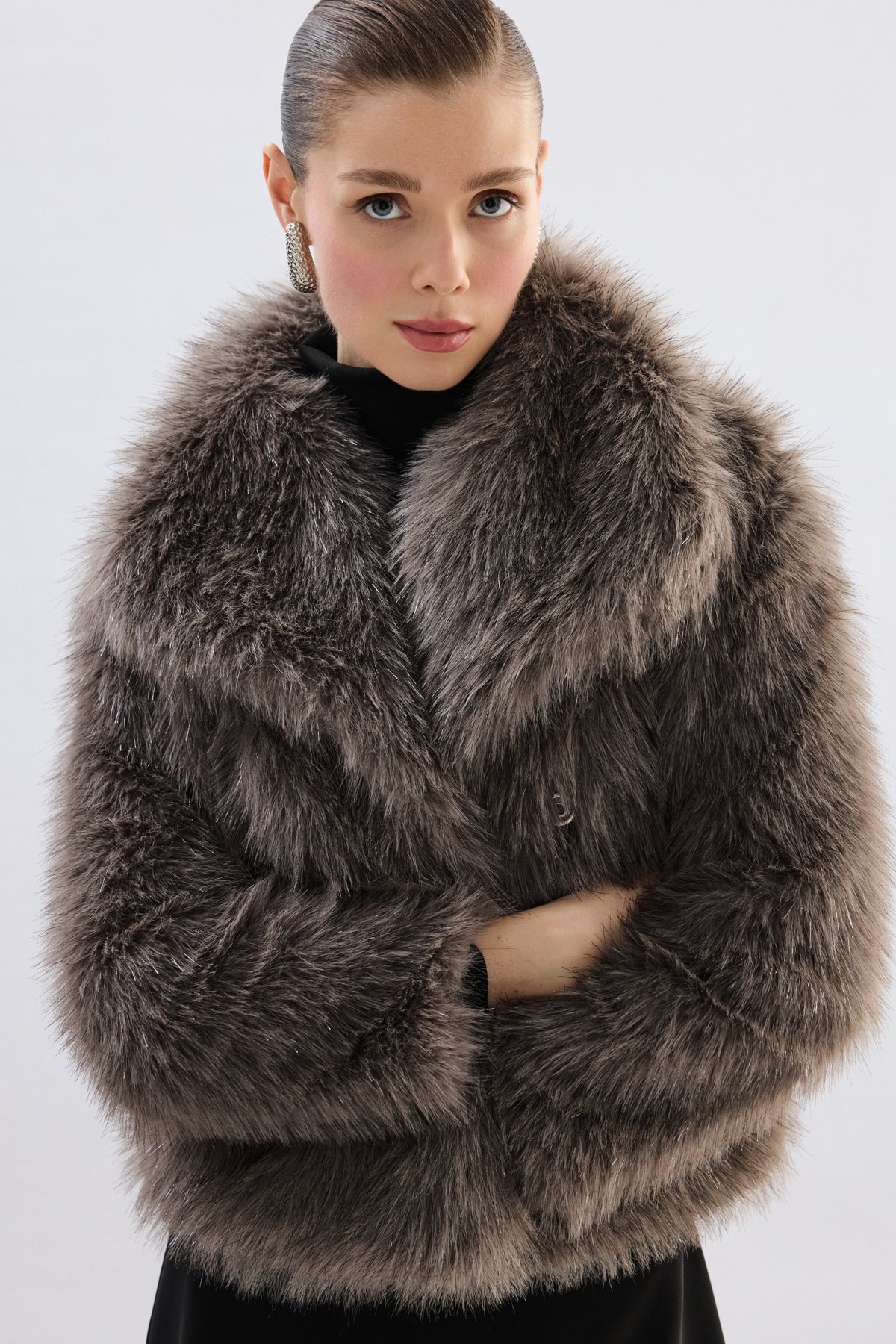 Geniş Yakalı Simli Kürk - Füme