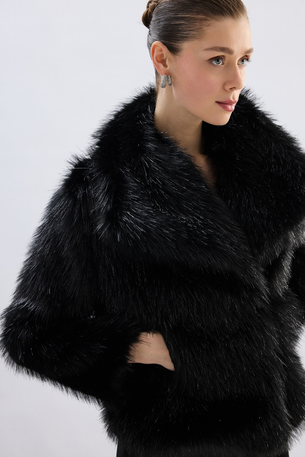 Wide-Collared Glittery Fur - Black