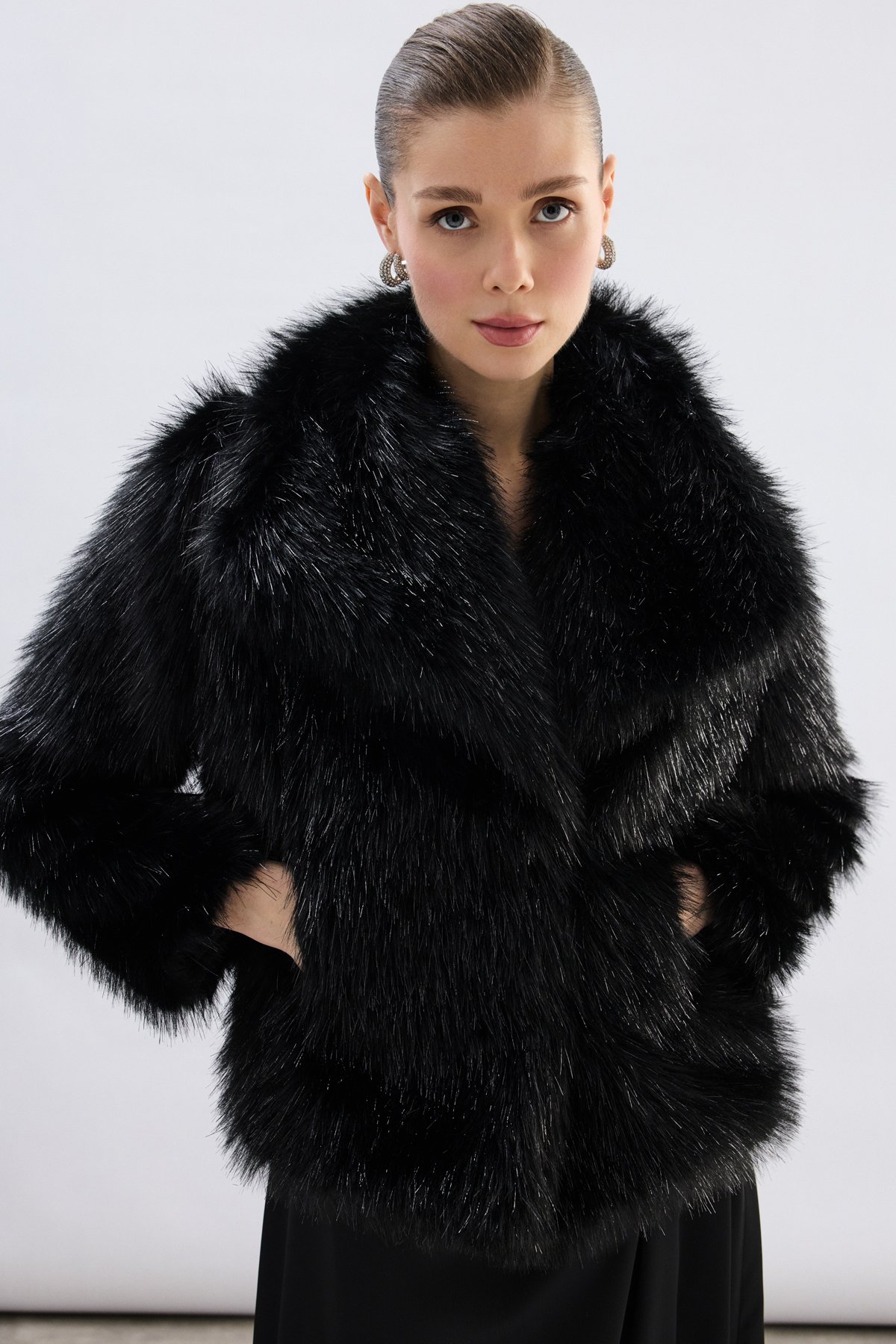 Geniş Yakalı Simli Kürk - Siyah