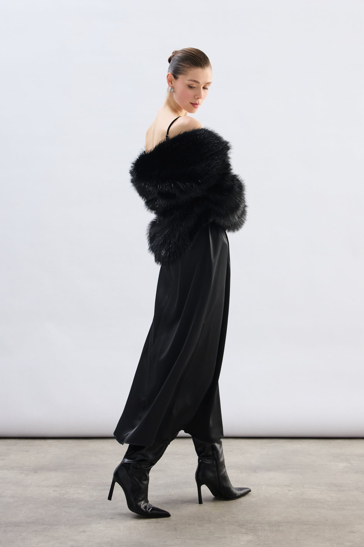 Wide-Collared Glittery Fur - Black