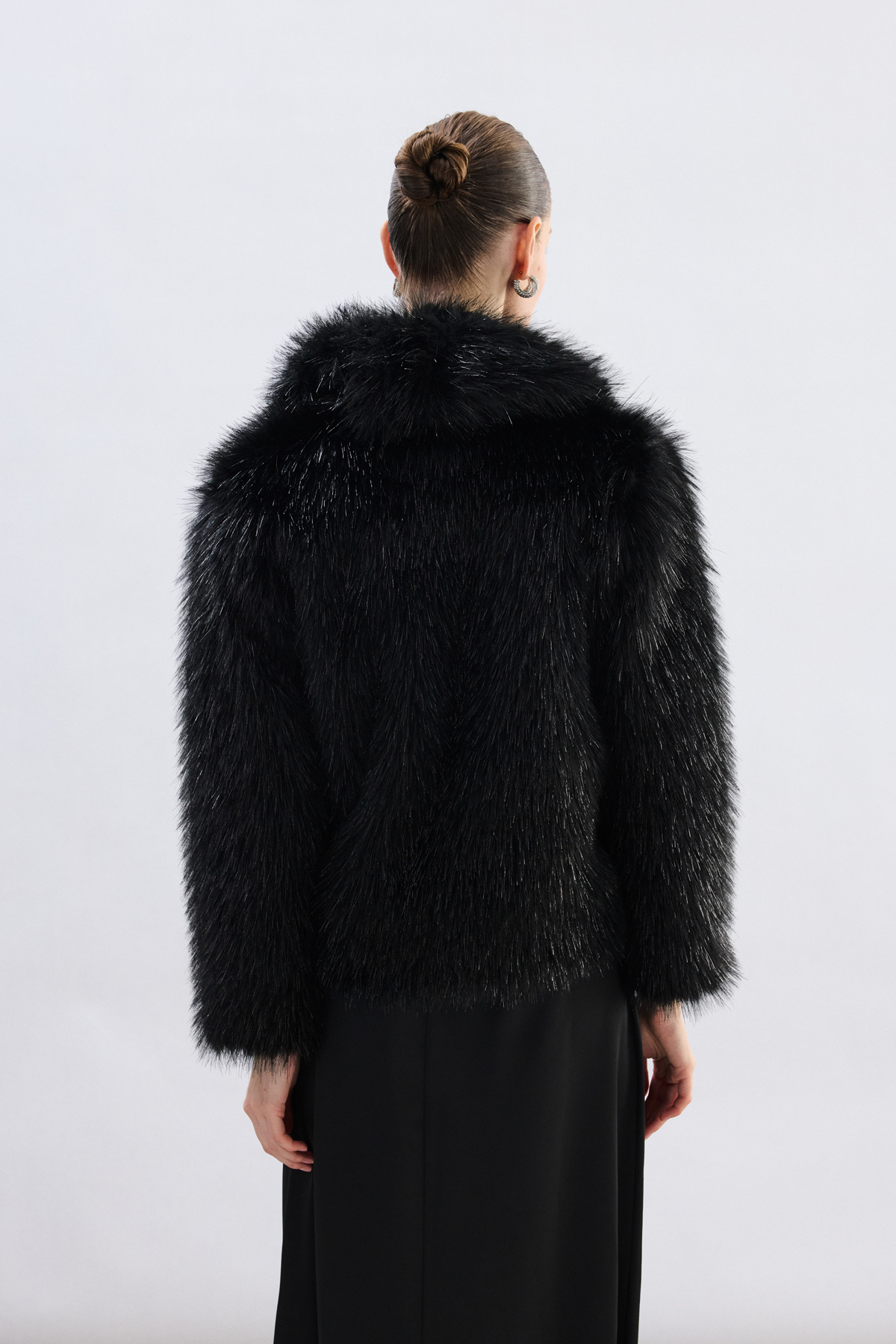 Wide-Collared Glittery Fur - Black